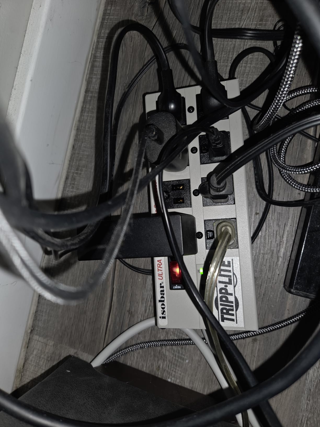 Tripp Lite ISOBAR8ULTRA Isobar 8 Outlet Heavy Duty Power Strip Surge Protector, 3840 Joules, 12ft Cord, Flat Plug, Metal Power Strip, Industrial Garage Work Shop Bench, Under Desk and Wall Mountable customer photo 1