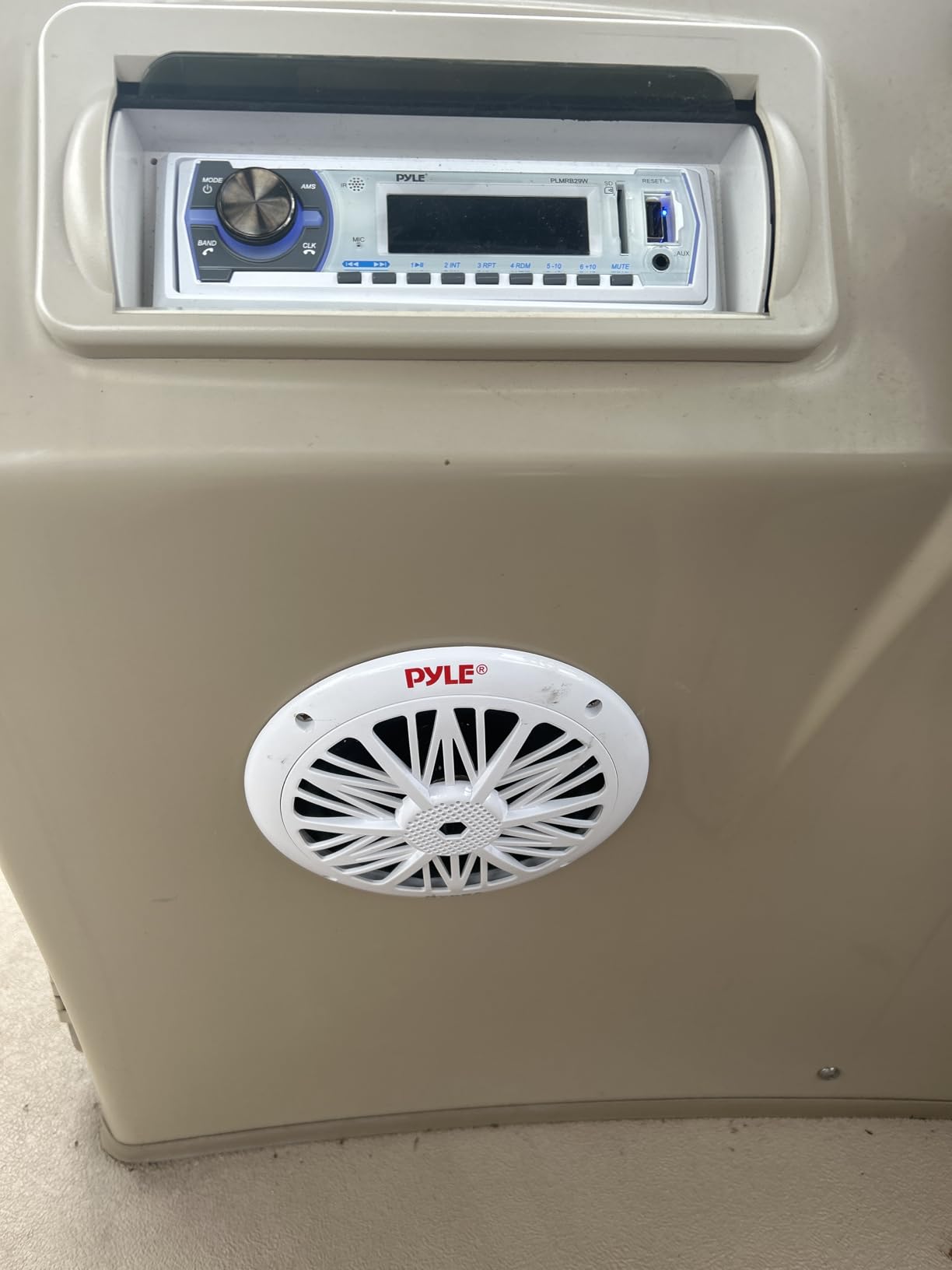 Pyle 6.5 Inch Dual Marine Speakers - 2 Way Waterproof and Weather Resistant Outdoor Audio Stereo Sound System with 200 Watt Power, Poly Carbon Cone and Butyl Rubber Surround - 1 Pair (White) customer photo 2