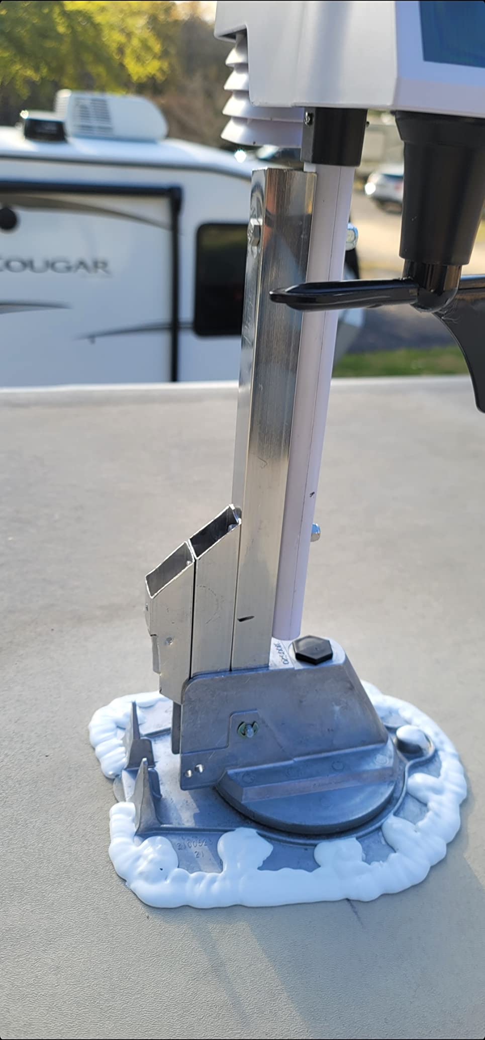 Winegard RV-3095 Sensar III Batwing Amplified RV TV Antenna (VHF/UHF, Digital, 4K Ready, 55 Mile Range), Light Gray customer photo 2