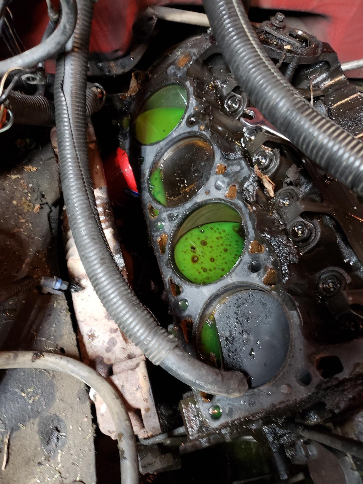 UView 560000 Automotive Combustion Leak Test Kit for Cylinder and Gaskets Heads and Gas/Diesel Engine Block Leaks, Dual-Chamber Tester Filters Alkaline Particles, 16oz Testing Fluid customer photo 2