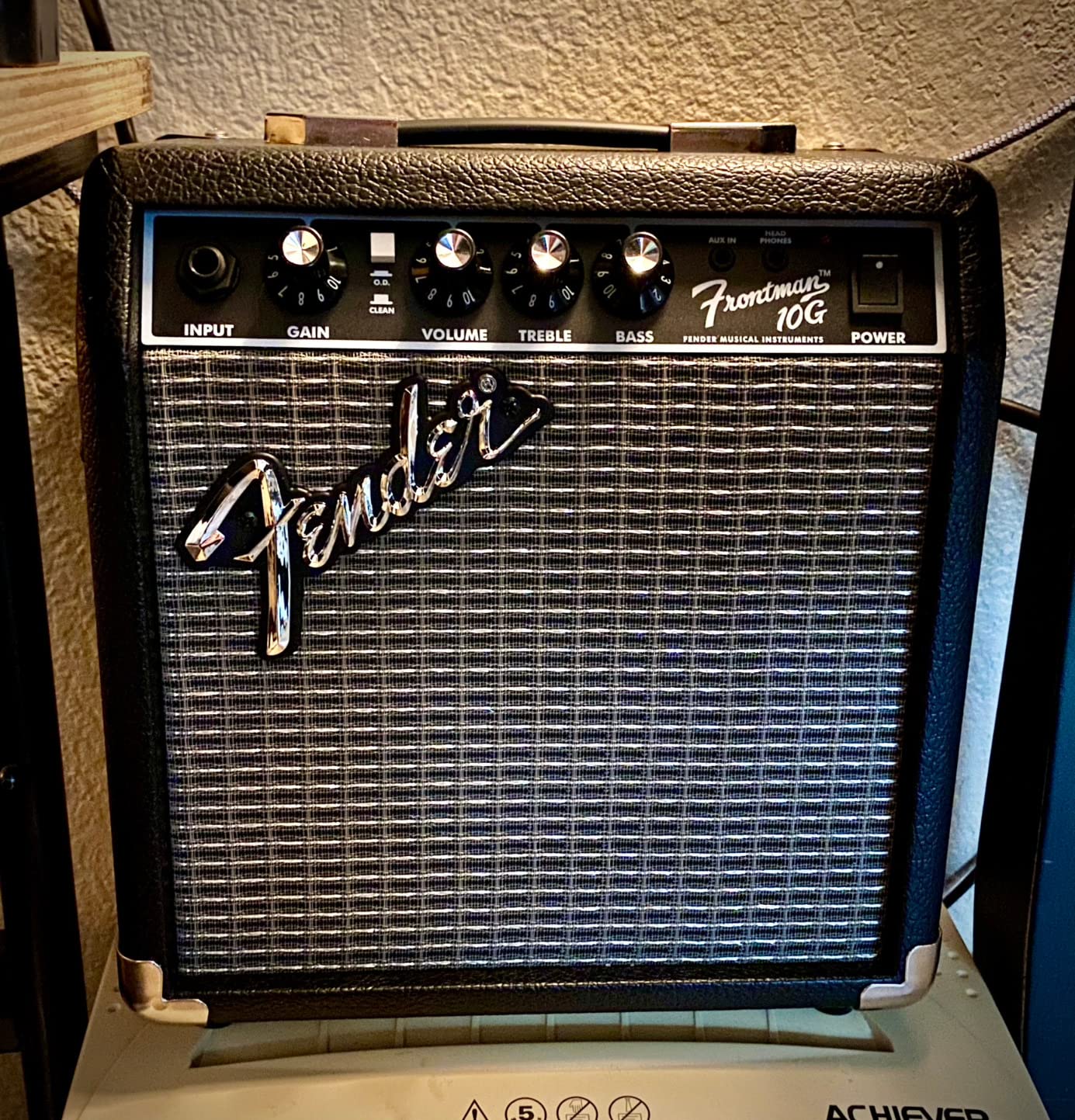 Fender Frontman 10G Guitar Amp, 10 Watts, with 2-Year Warranty, 6 Inch Fender Special Design Speaker, 5.75Dx10.25Wx11H Inches customer photo 1