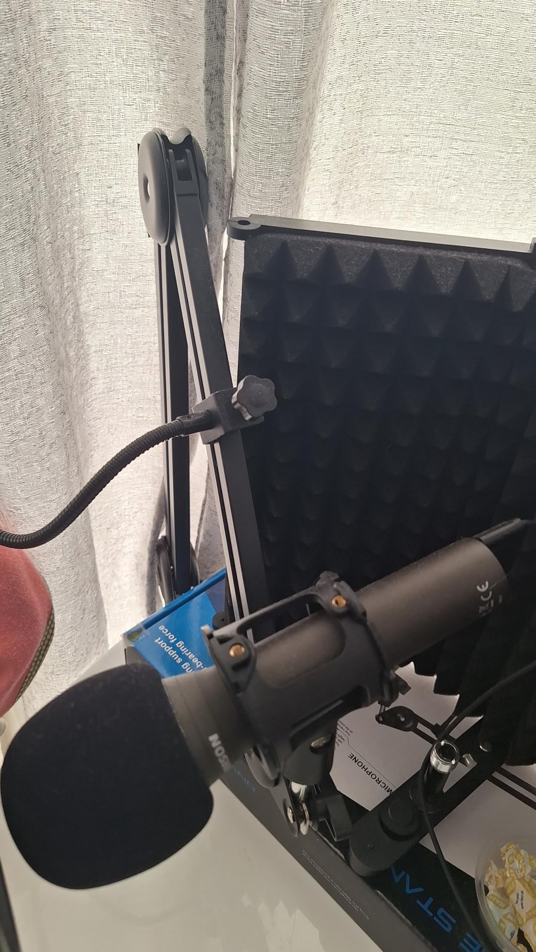 SAMSON Technologies Q2U USB/XLR Dynamic Microphone Recording and Podcasting Pack (Includes Mic Clip, Desktop Stand, Windscreen and Cables), Silver customer photo 1