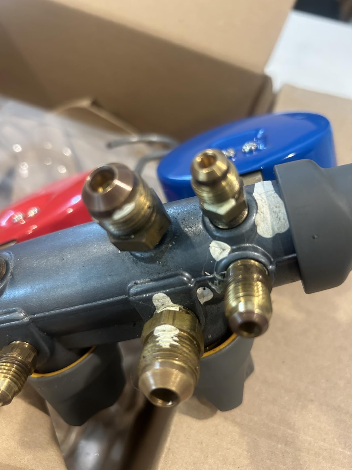 Yellow Jacket 49963 Manifold Only Degrees F, psi Scale, R-22/404A/410A Refrigerant, Red/Blue Gauges customer photo 2