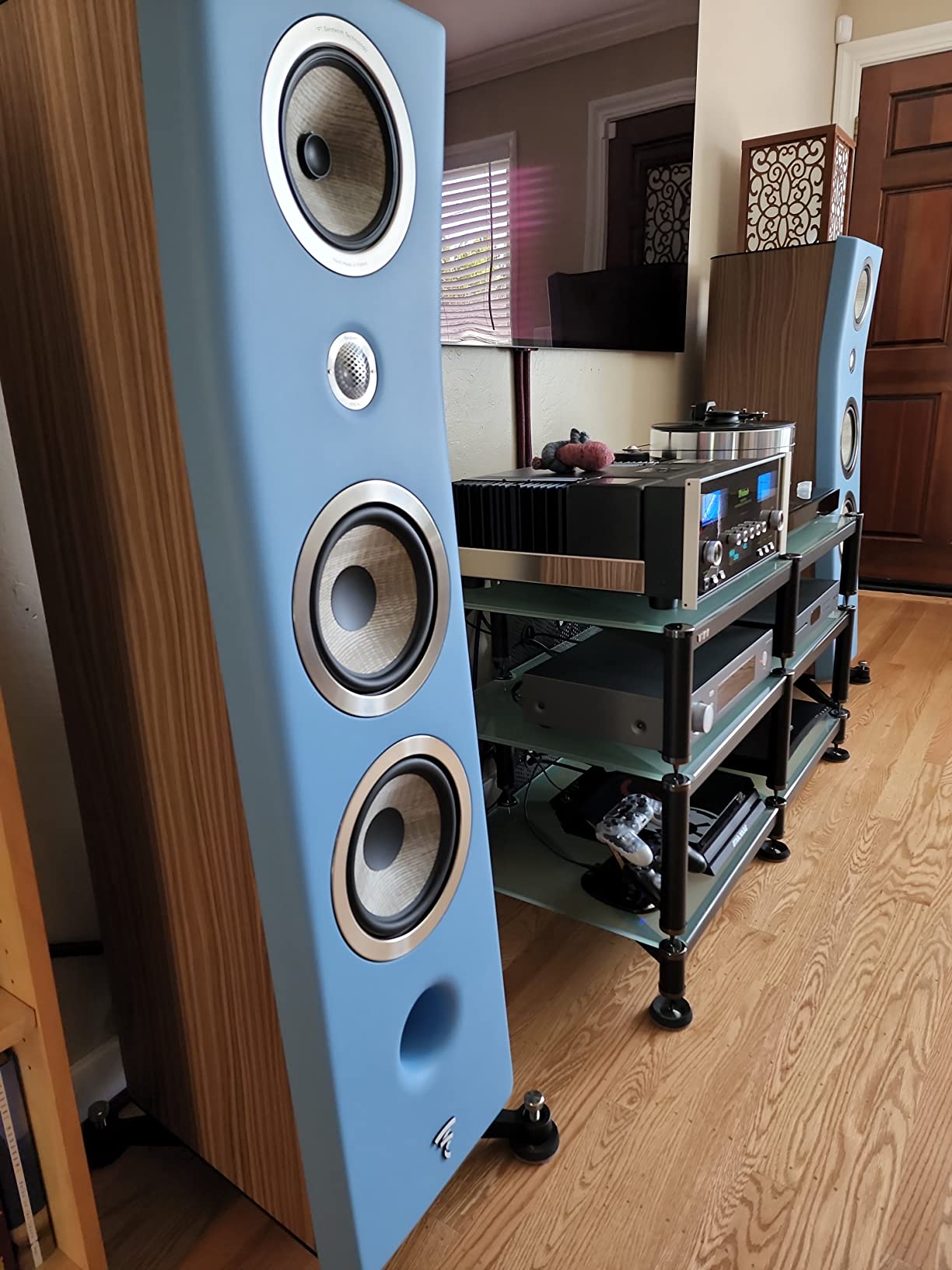 AudioQuest Rocket 33 Full-Range Speaker Cable w/SureGrip 300 Connectors - 8' Pair - Silver Banana Plugs customer photo 1