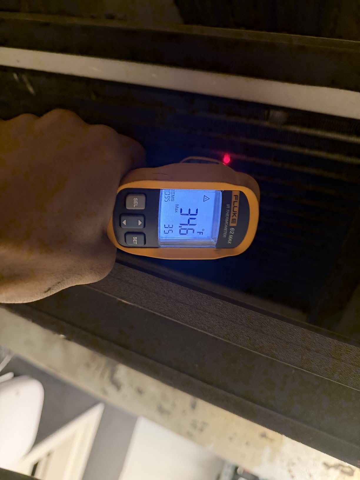 Fluke 62 Max Industrial Infrared Thermometer, -22 to +932 Degree F Range, Single Laser Targeting, 10:1 Distance to Spot Ratio, IP54 Rating, Includes 3 Year Warranty, (Not for Human Temp) customer photo 2