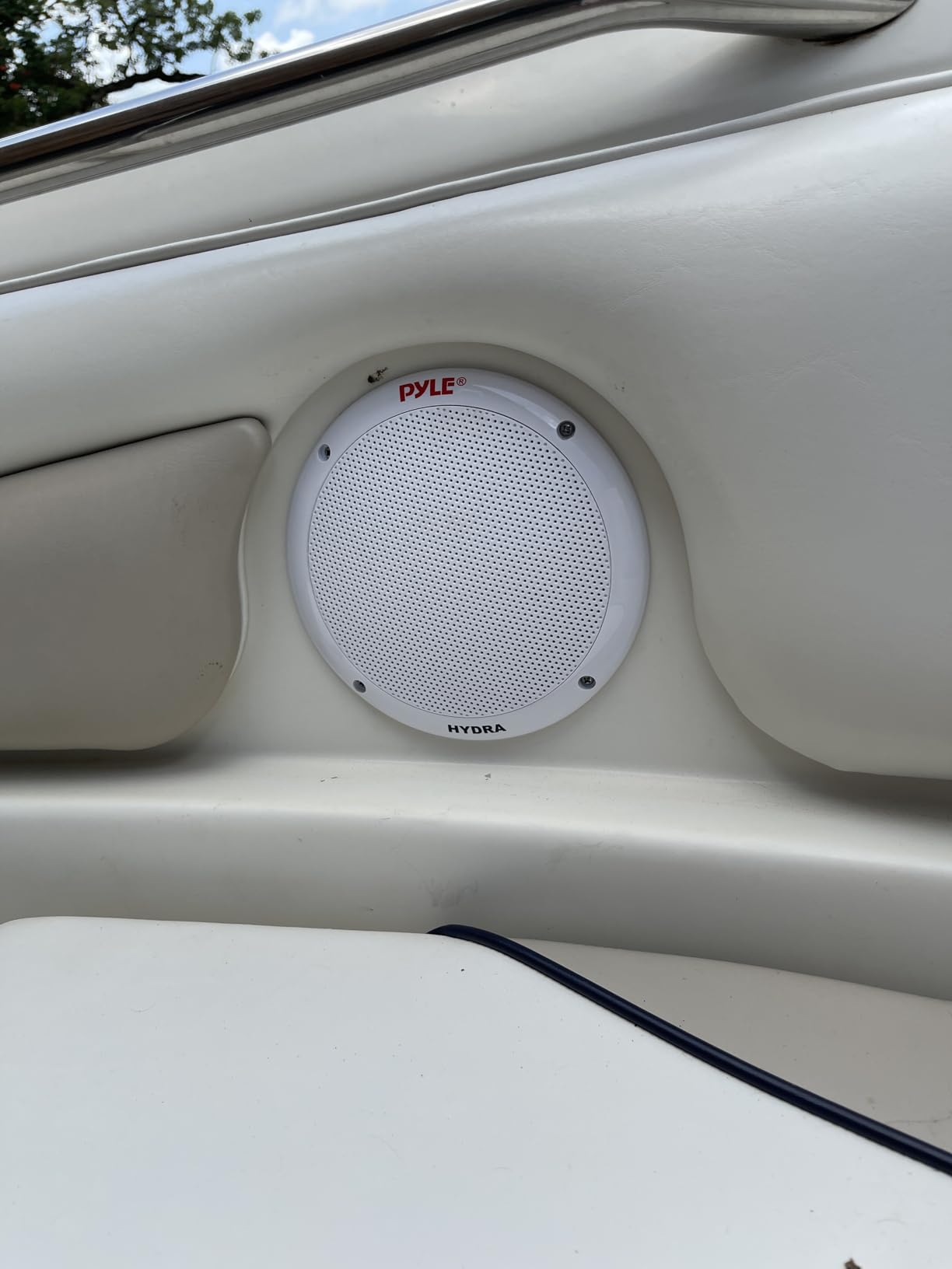 Pyle 6.5 Inch Dual Marine Speakers - 2 Way Waterproof and Weather Resistant Outdoor Stereo Sound System with 400 Watt Power, Polypropylene Cone and Butyl Rubber Surround - 1 Pair - PLMR605W(White) customer photo 1