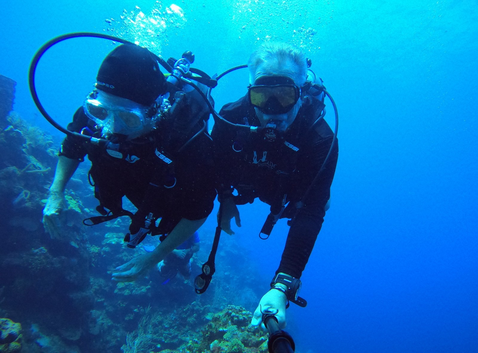 Cressi Essential Scuba Diving Gear Package Complete with R1 BCD - Donatello C2 Dive Computer - AC2 Compact Regulator Set Fully Assembled customer photo 1