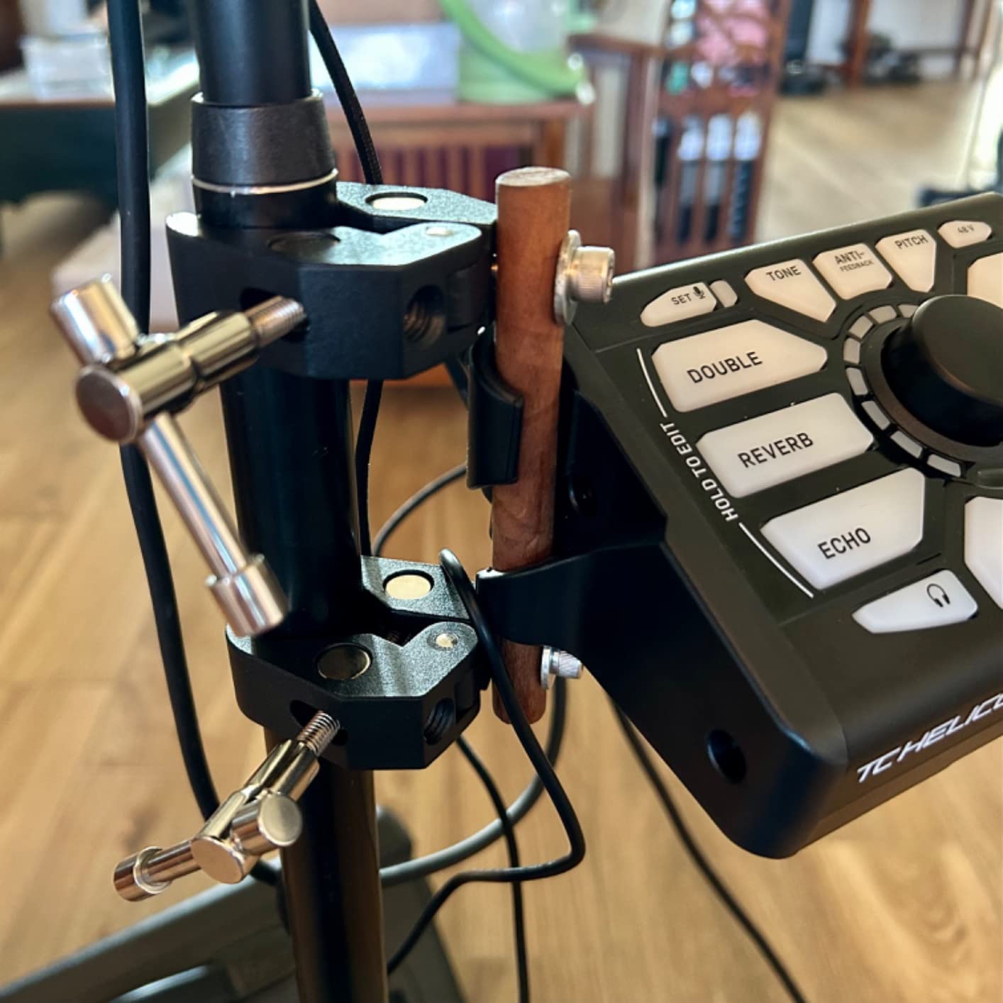 TC Helicon PERFORM-V Ultimate Mic Stand-Mount Vocal Processor for Quick and Easy Studio-Quality Sound with Expandable Effects customer photo 1