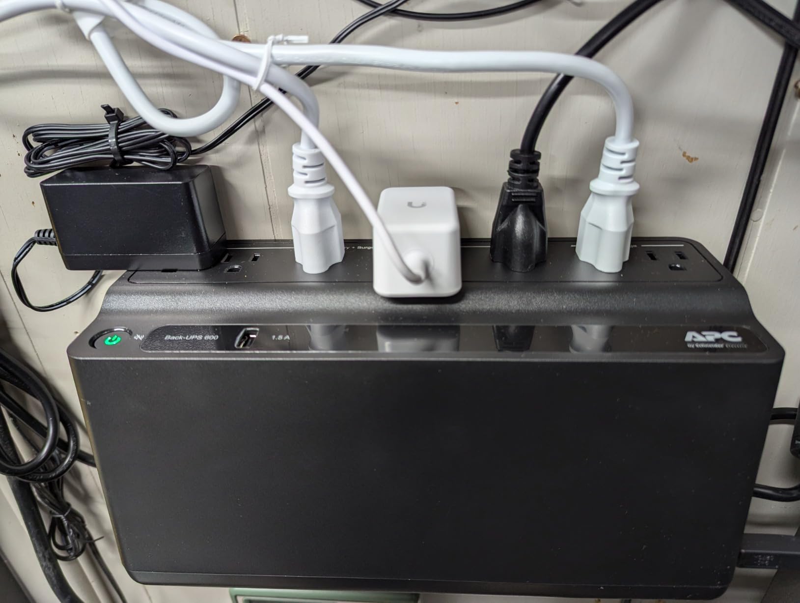 APC UPS 600VA / 330W UPS Battery Backup & Surge Protector, 7 Outlets, USB Charging Port, BE600M1 Uninterruptible Power Supply for Computers, Wi-Fi Routers, and Home Office Electronics customer photo 1