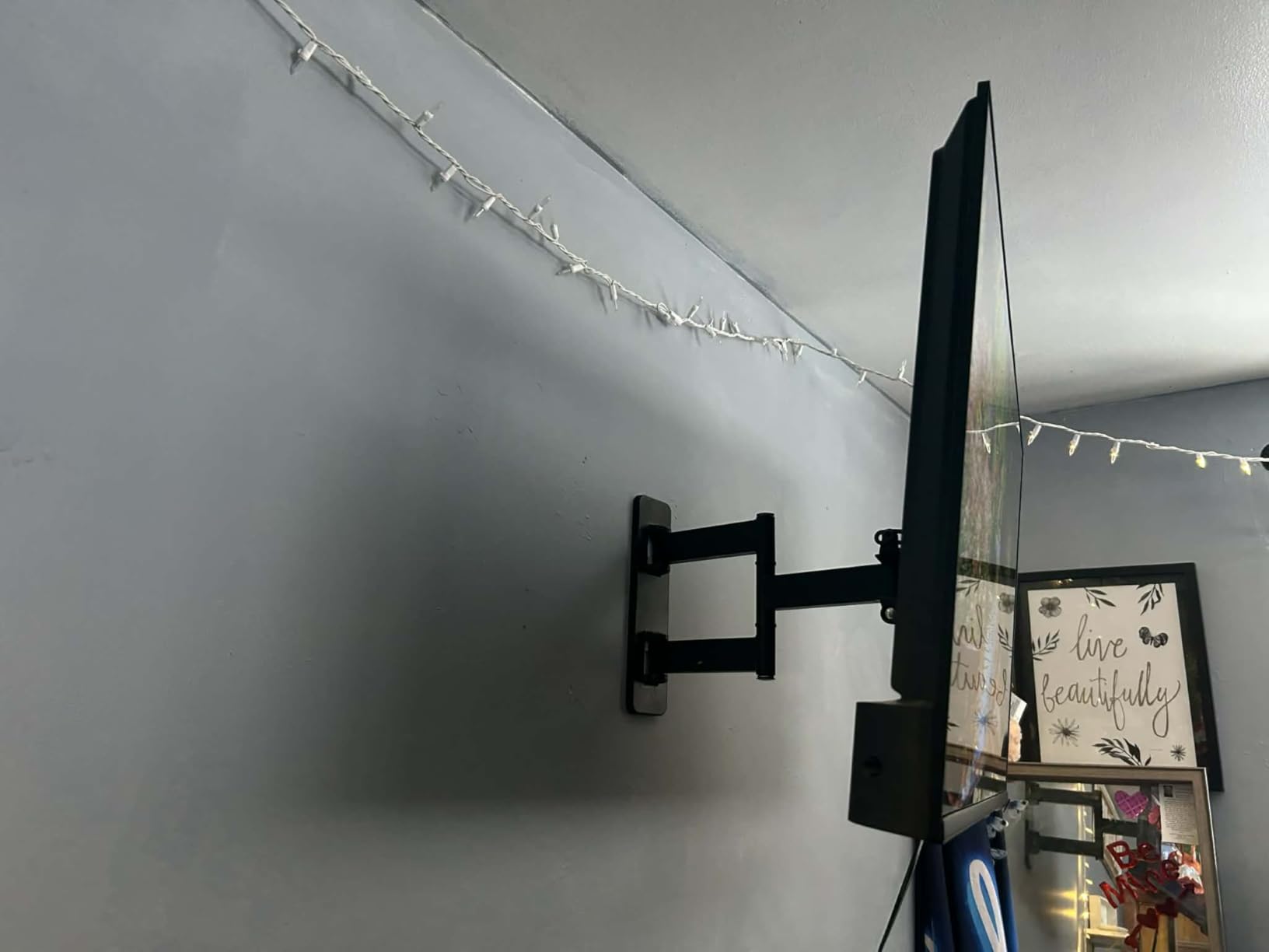 Amazon Basics Full Motion Articulating TV Wall Mount, with Swivel and Tilt, for 26 to 55 inch TVs and Flat Panels up to 80 Lbs, VESA Compatible, Black customer photo 1