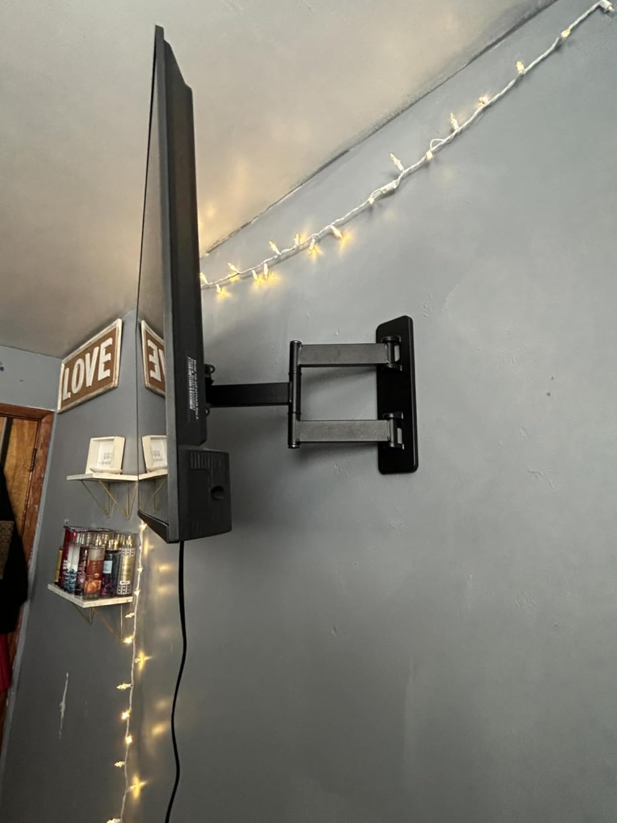 Amazon Basics Full Motion Articulating TV Wall Mount, with Swivel and Tilt, for 26 to 55 inch TVs and Flat Panels up to 80 Lbs, VESA Compatible, Black customer photo 2