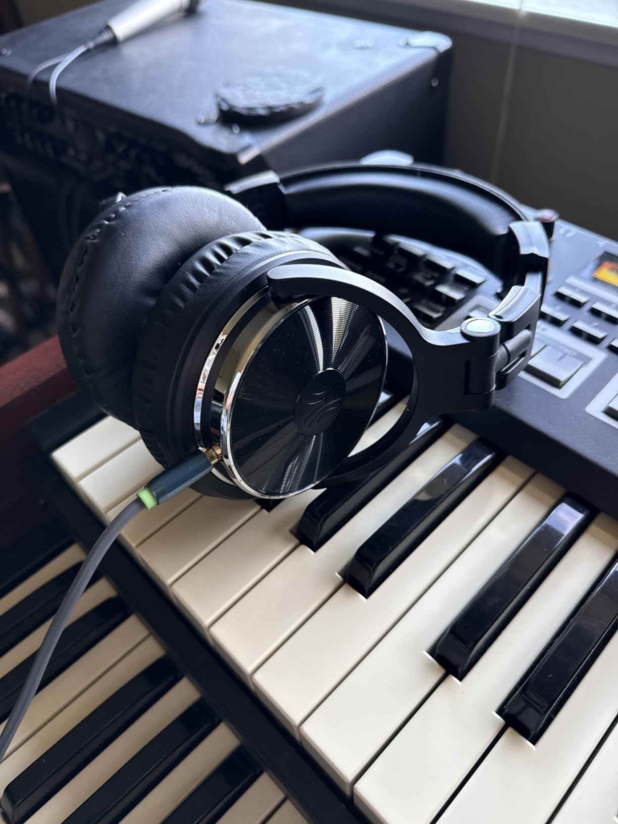 OneOdio Wired Over Ear Headphones Hi-Res Studio Monitor & Mixing DJ Stereo Headsets with 50mm Drivers and 1/4 to 3.5mm Jack for AMP Computer Recording Podcast Keyboard Guitar Laptop - Black customer photo 1