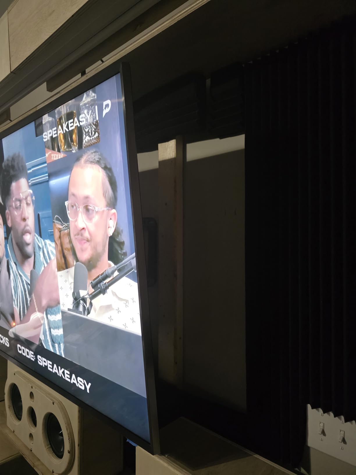 ECHOGEAR MaxMotion TV Wall Mount for Large TVs 42 to 90 inch - Full Motion Has Smooth Swivel, Tilt and Extension - Universal Design Works with Samsung, Vizio and More - Includes Hardware and Drill Template customer photo 1