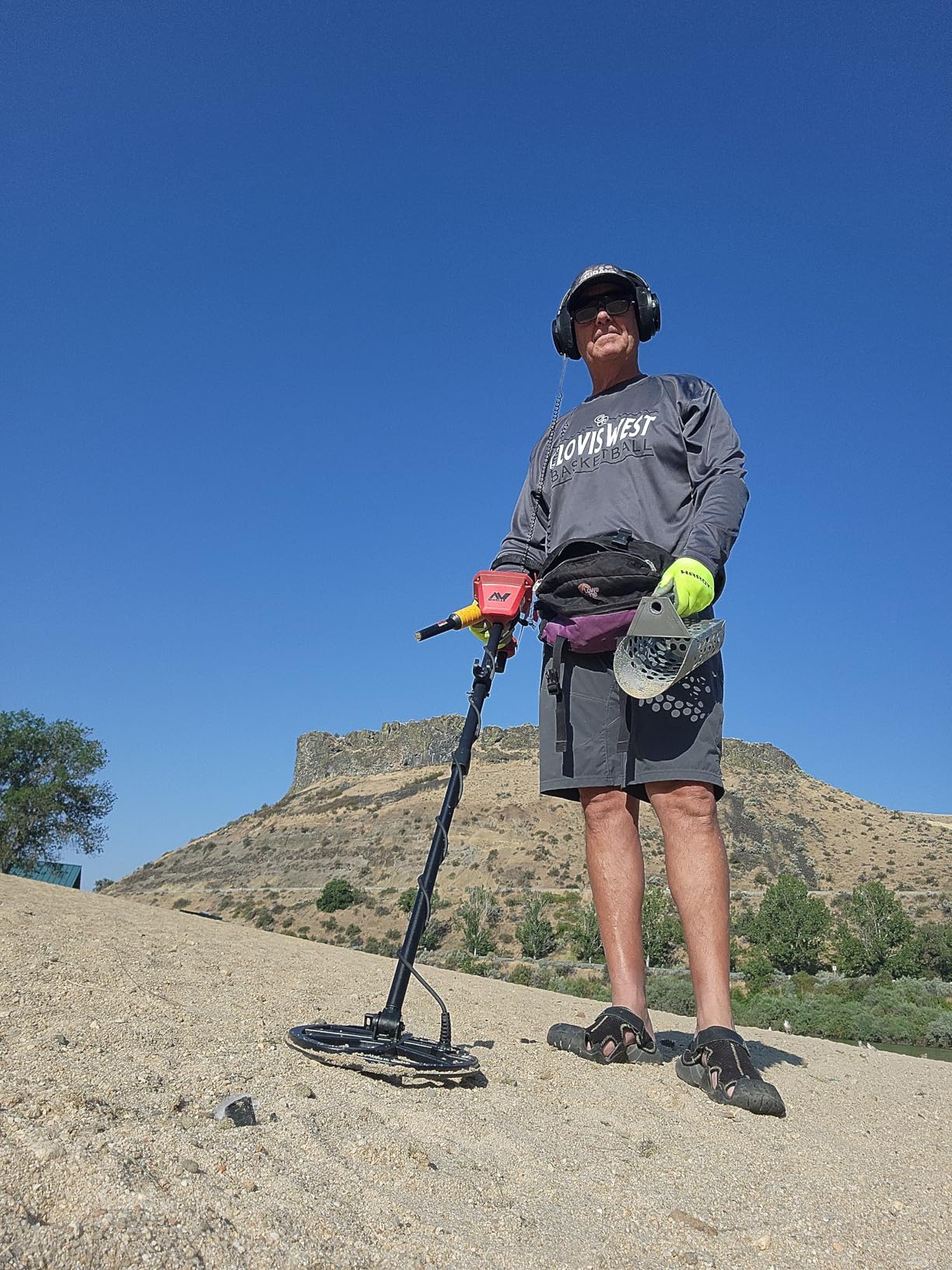 Minelab PRO-FIND 35 Waterproof Pinpointer Metal Detector for Experts with Tone ID & Adjustable Sensitivity (Built-in Flashlight, Holster & Lanyard Included) customer photo 2