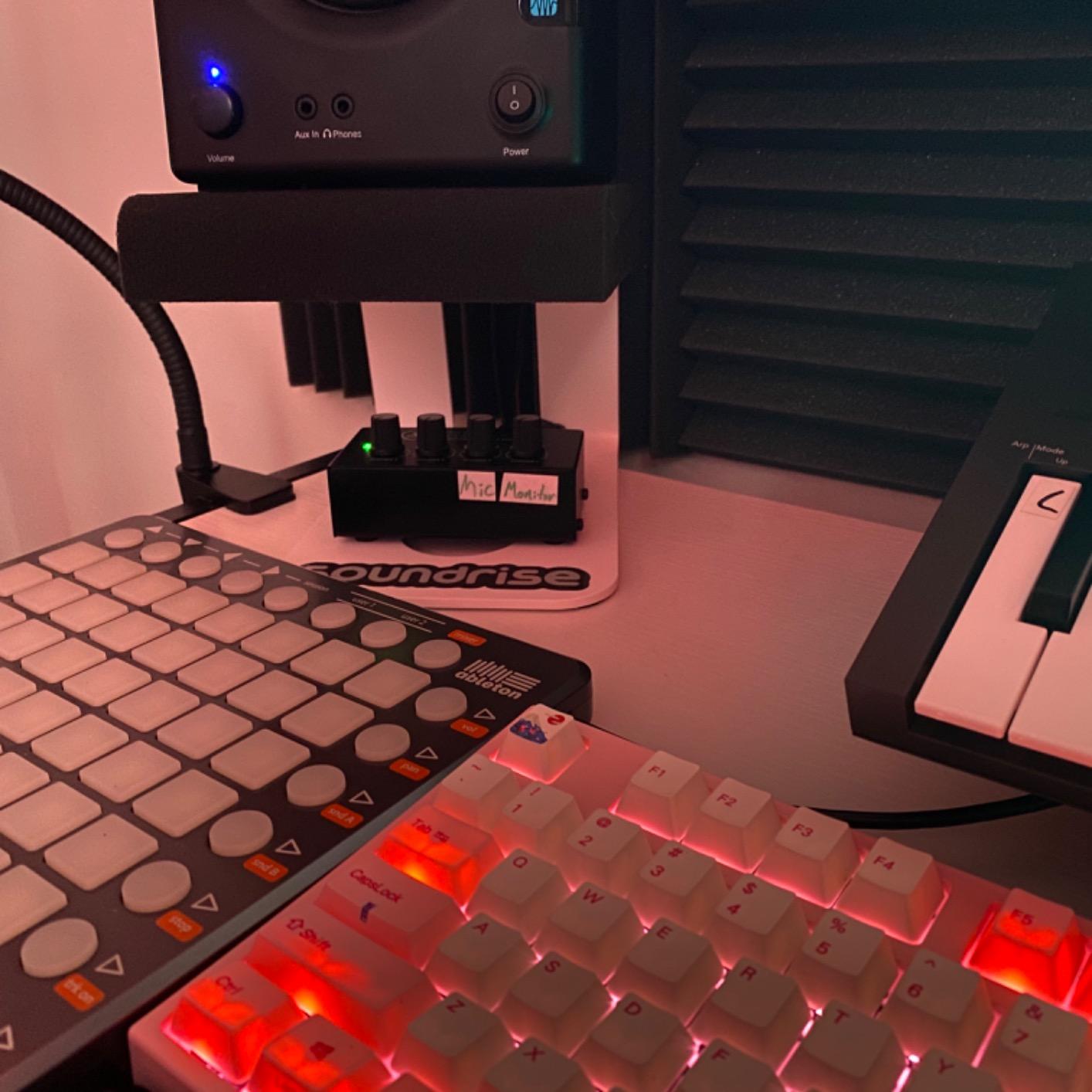 Mackie HM Series, 4-Way Headphone Amplifier Mixer Accessory 1-ch x 4 headphones (HM-4), Black customer photo 2