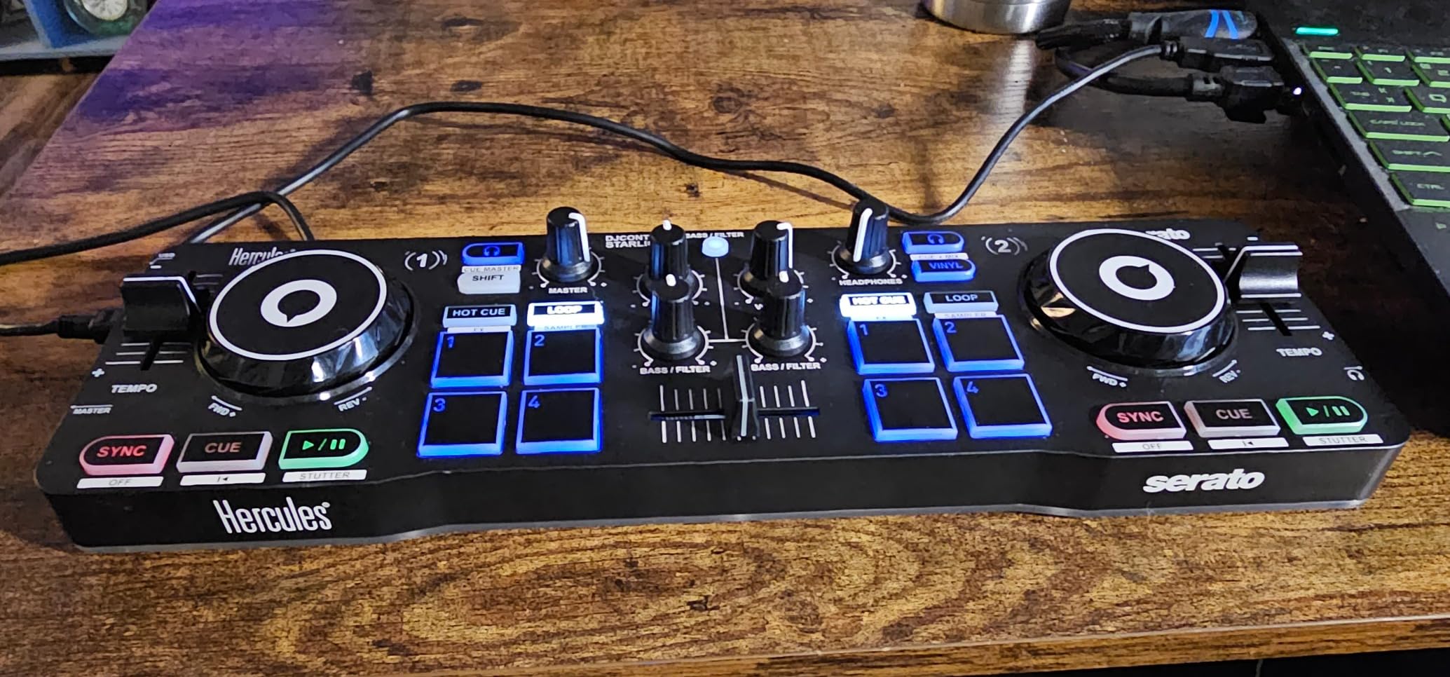 Hercules DJControl Starlight | Pocket USB DJ Controller with Serato DJ Lite, Touch-Sensitive Jog Wheels, Built-in Sound Card and Built-in Light Show customer photo 2