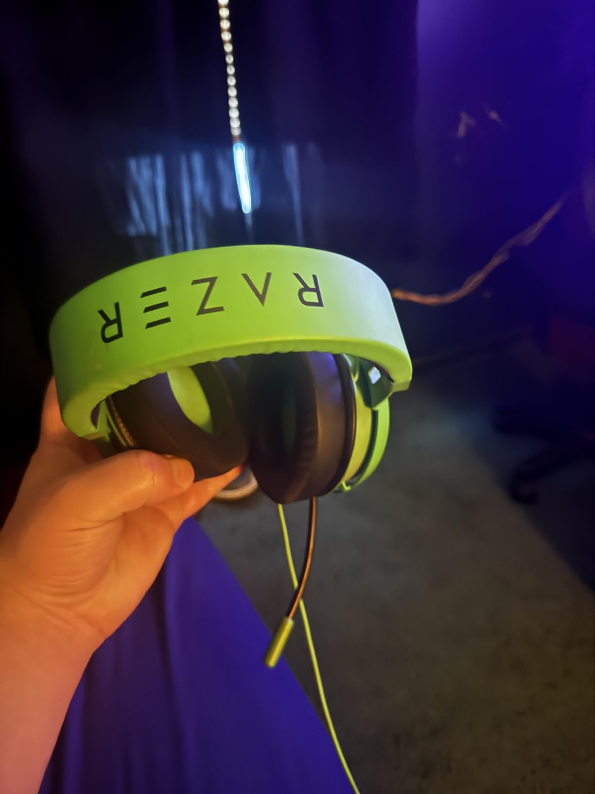 Razer Kraken Gaming Headset: Lightweight Aluminum Frame - Retractable Noise Isolating Microphone - for PC, PS4, PS5, Switch, Xbox One, Xbox Series X & S, Mobile - 3.5 mm Headphone Jack customer photo 1