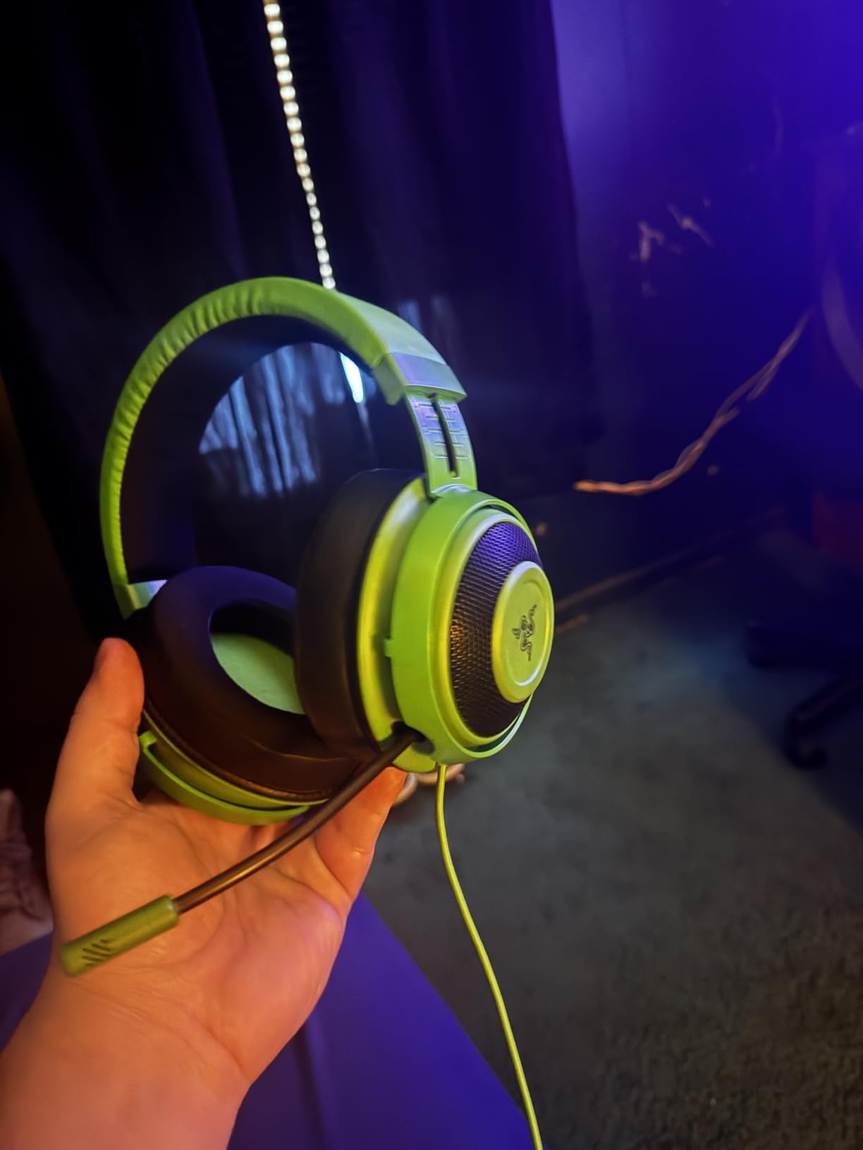 Razer Kraken Gaming Headset: Lightweight Aluminum Frame - Retractable Noise Isolating Microphone - for PC, PS4, PS5, Switch, Xbox One, Xbox Series X & S, Mobile - 3.5 mm Headphone Jack customer photo 2