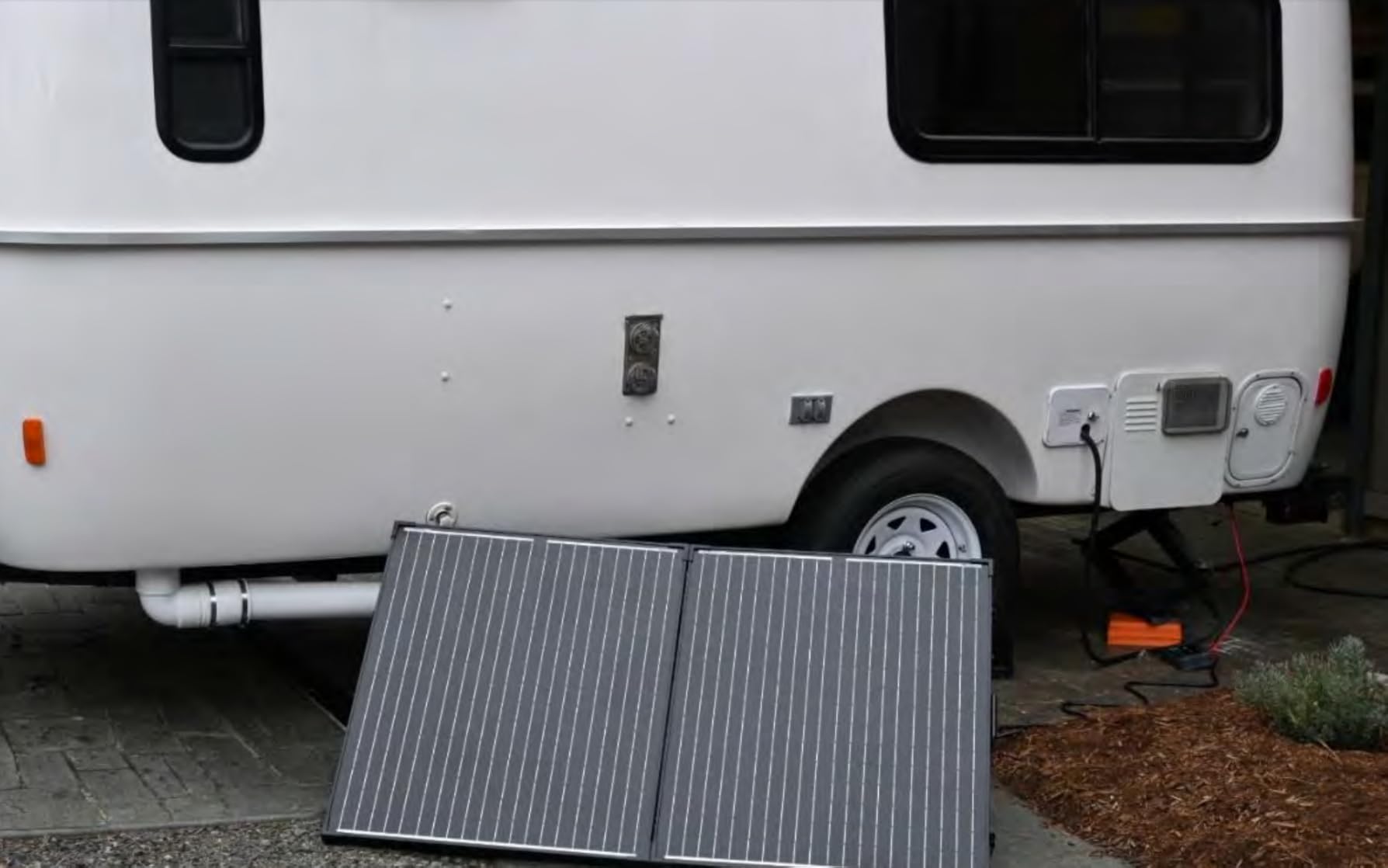 Renogy 200W 12V Portable Solar Panels Suitcase with Waterproof 20A Charge Controller, Foldable 200 Watt Solar Panel W/ Adjustable Kickstand, Solar Charger for Power Station, RV, Camping, SUV, Off Grid customer photo 2