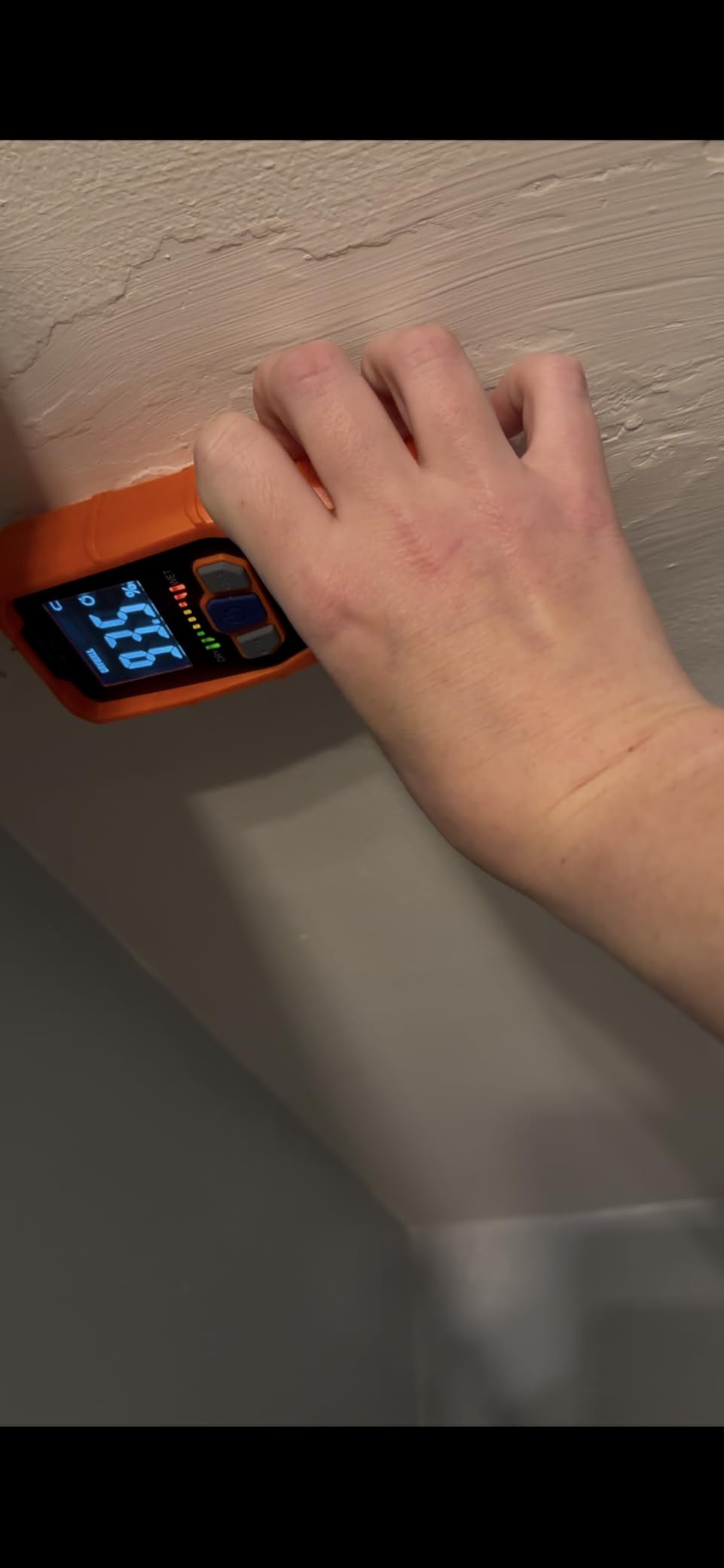 Klein Tools ET140 Pinless Moisture Meter for Non-Destructive Moisture Detection in Drywall, Wood, and Masonry; Detects up to 3/4-Inch Below Surface customer photo 1