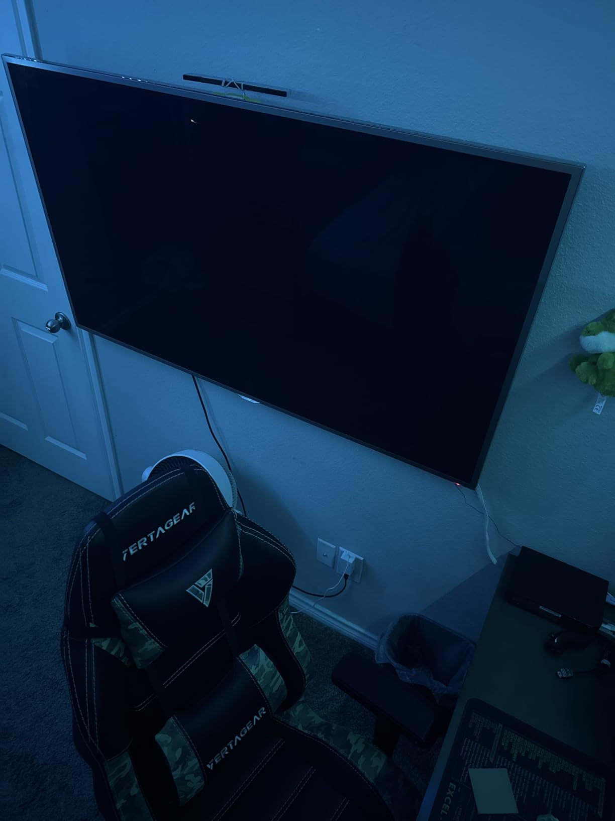 ELIVED TV Wall Mount for Most 26-60 Inch TVs, Swivel and Tilt Full Motion TV Mount with Single Stud Perfect Center Design, Wall Mount Bracket Max VESA 400x400mm, Corner Mount Holds up to 77 lbs customer photo 1