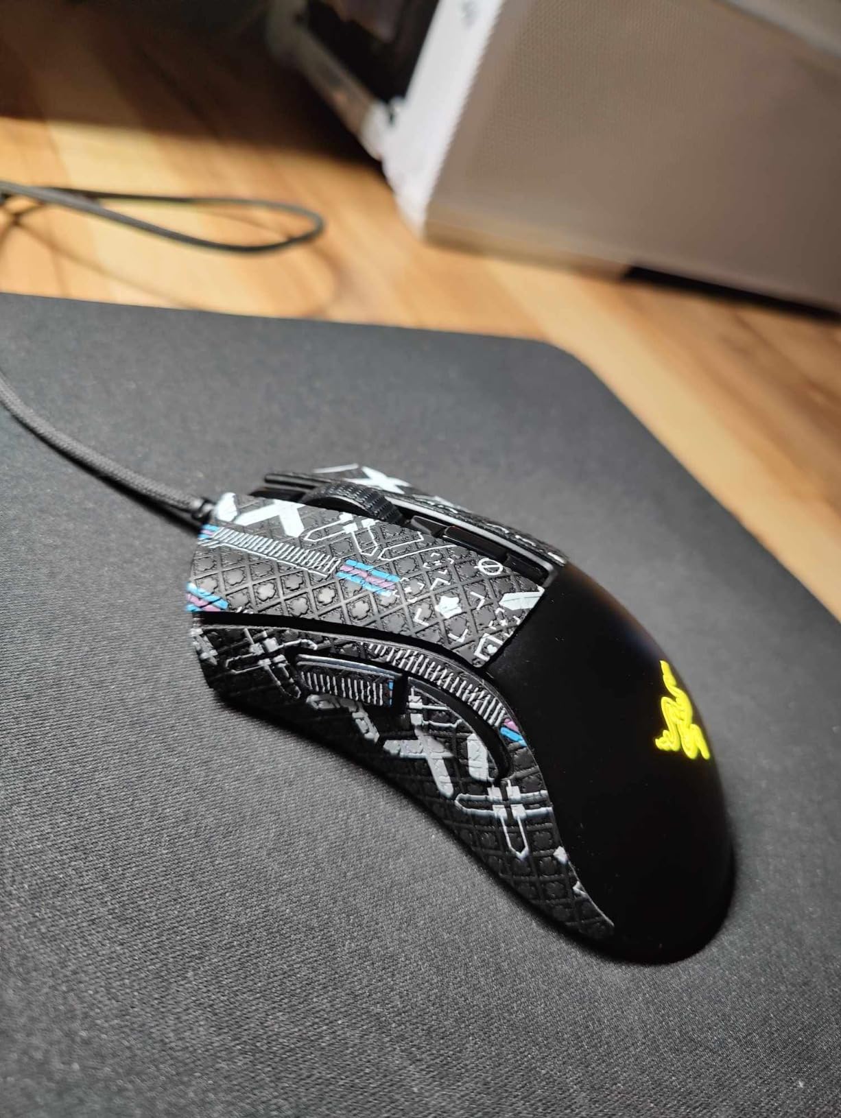 Razer DeathAdder v2 Mini Gaming Mouse: 8500K DPI Optical Sensor - 62g Lightweight Design - Chroma RGB Lighting - 6 Programmable Buttons - Anti-Slip Grip Tape Included - Classic Black customer photo 1