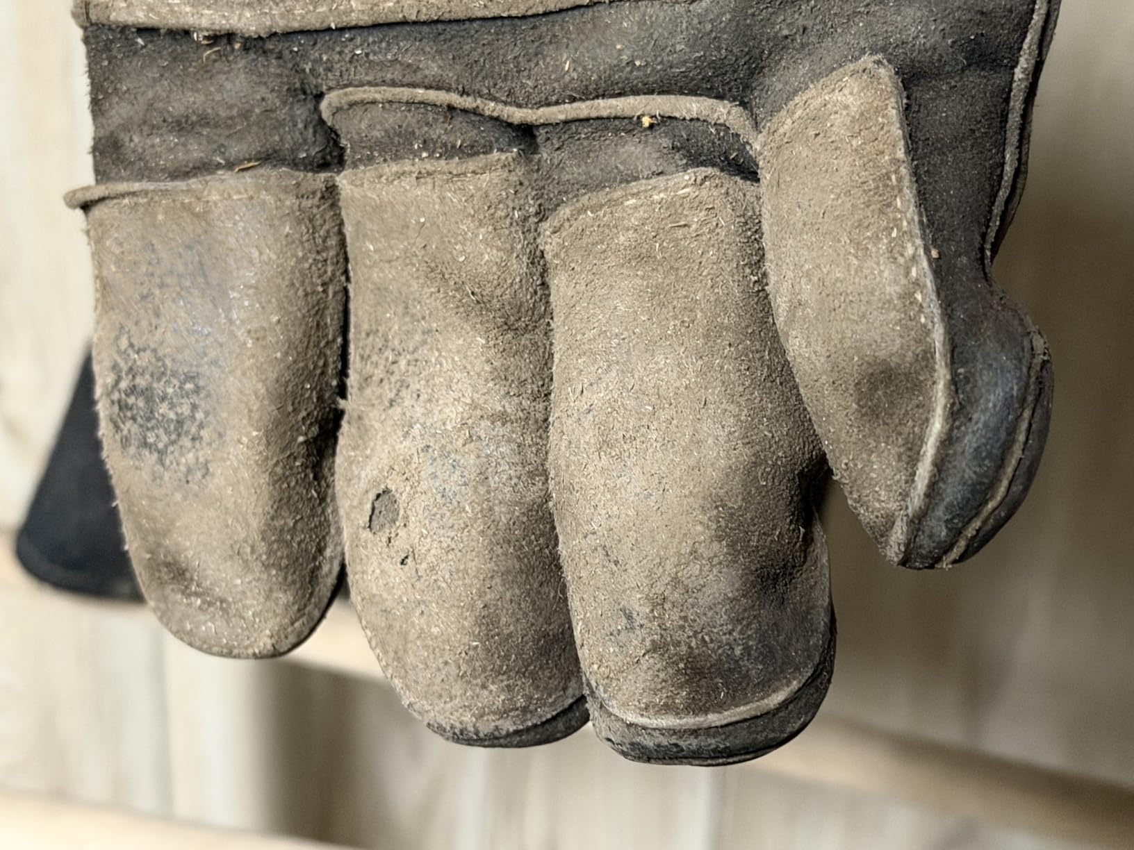 YESWELDER 16 Inches,932°F,Leather Forge MIG Welding Gloves, with Kevlar Stitching Heat/Fire Resistant, Palm Reinforcements, Black-Gray customer photo 2