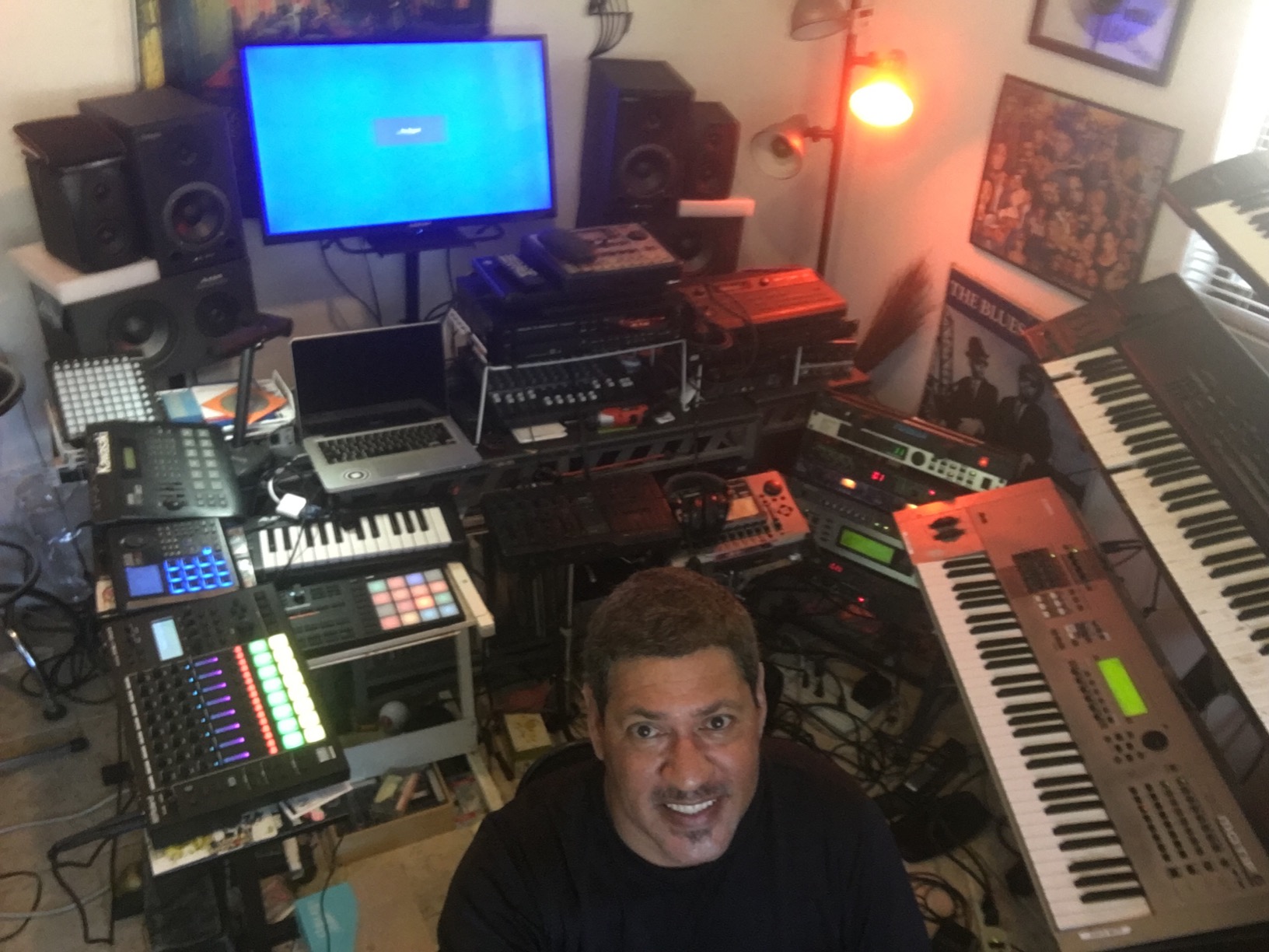 Zoom V3 Vocal Processor for Streaming & Live Performance with Harmony, Pitch Correction, Reverb & Delay, 16 Studio Effects, Battery Powered customer photo 1