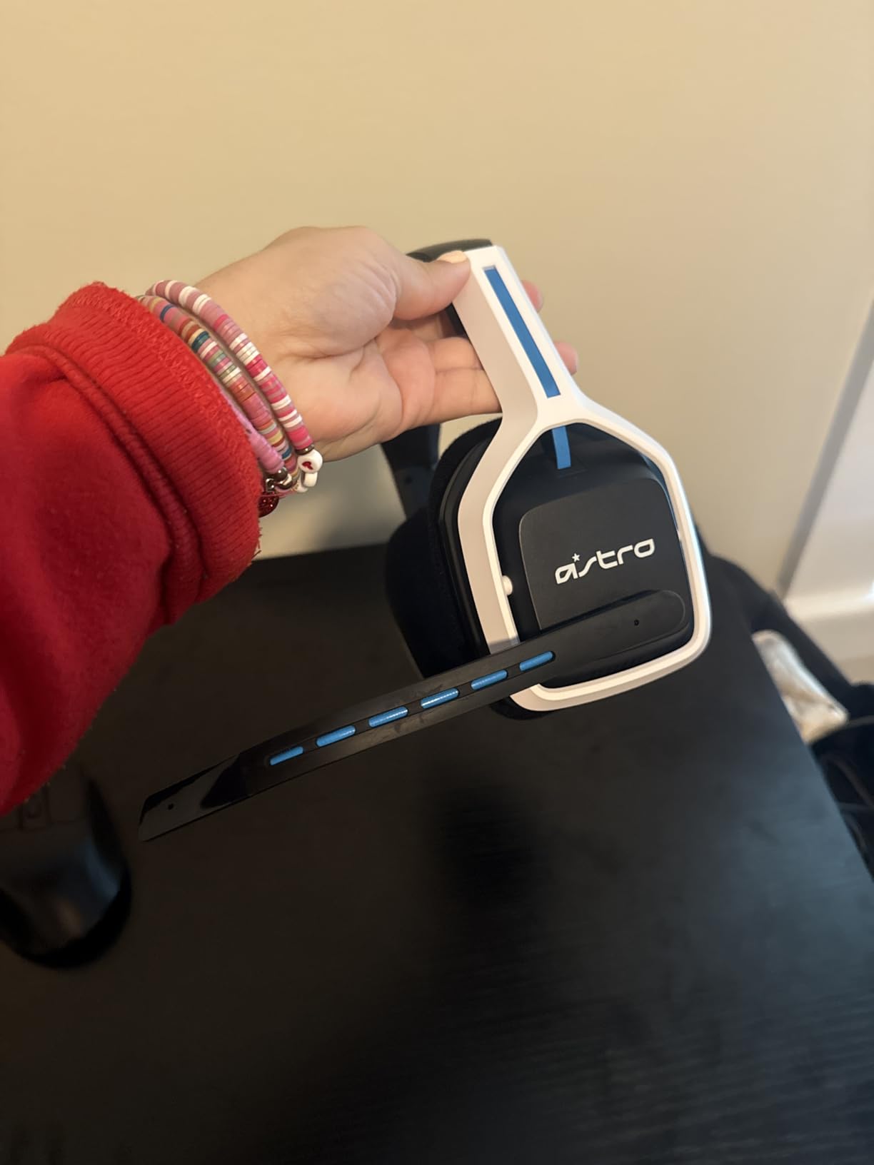 ASTRO Gaming A20 Wireless Headset Gen 2 - Compatible with PlayStation 4 & 5 / PC/Mac - White/Blue customer photo 1