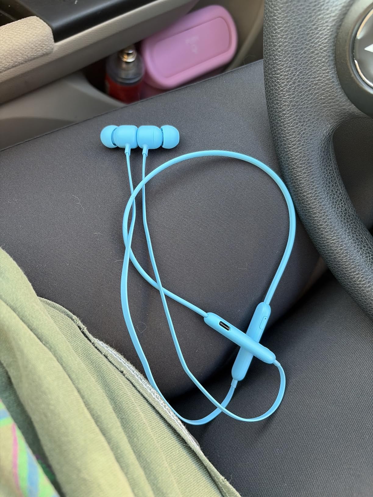 Beats Flex Wireless Earbuds - Apple W1 Headphone Chip, Magnetic Earphones, Class 1 Bluetooth, 12 Hours of Listening Time, Built-in Microphone - Black customer photo 1