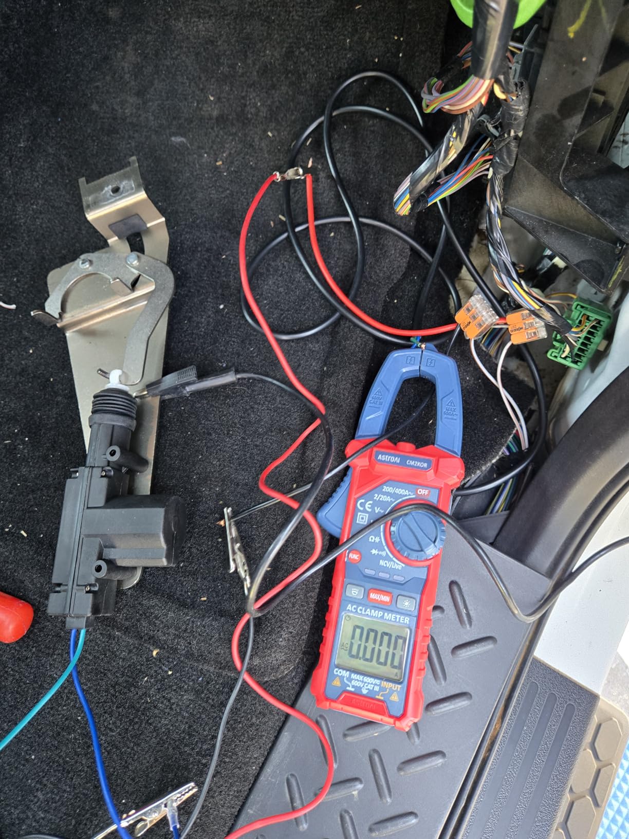 AstroAI Digital Clamp Meter Multimeter 2000 Counts Amp Voltage Tester Auto-ranging with AC/DC Voltage, AC Current, Resistance, Capacitance, Continuity, Live Wire Test, NCV, Blue customer photo 1