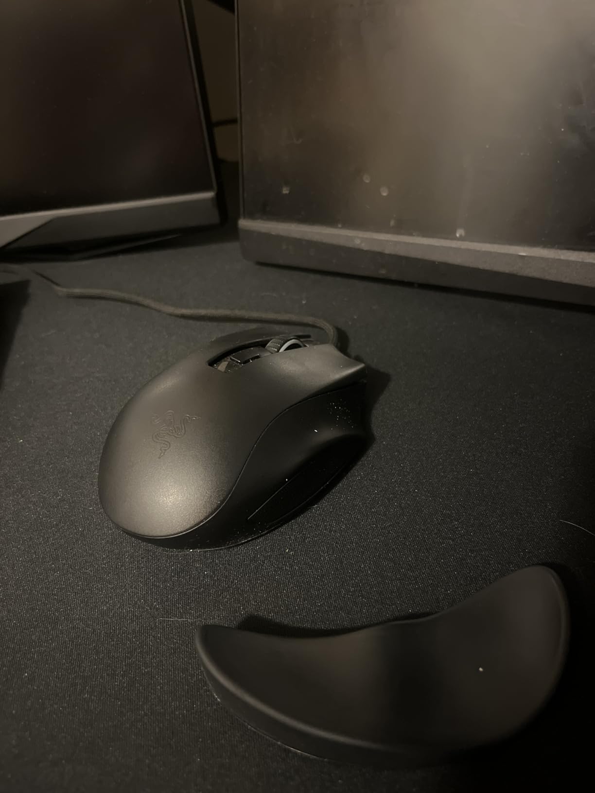 Razer Naga X Wired MMO Gaming Mouse: 18K DPI Optical Sensor - 2nd-gen Optical Switch - Chroma RGB Lighting - 16 Programmable Buttons - 85g - Classic Black customer photo 1