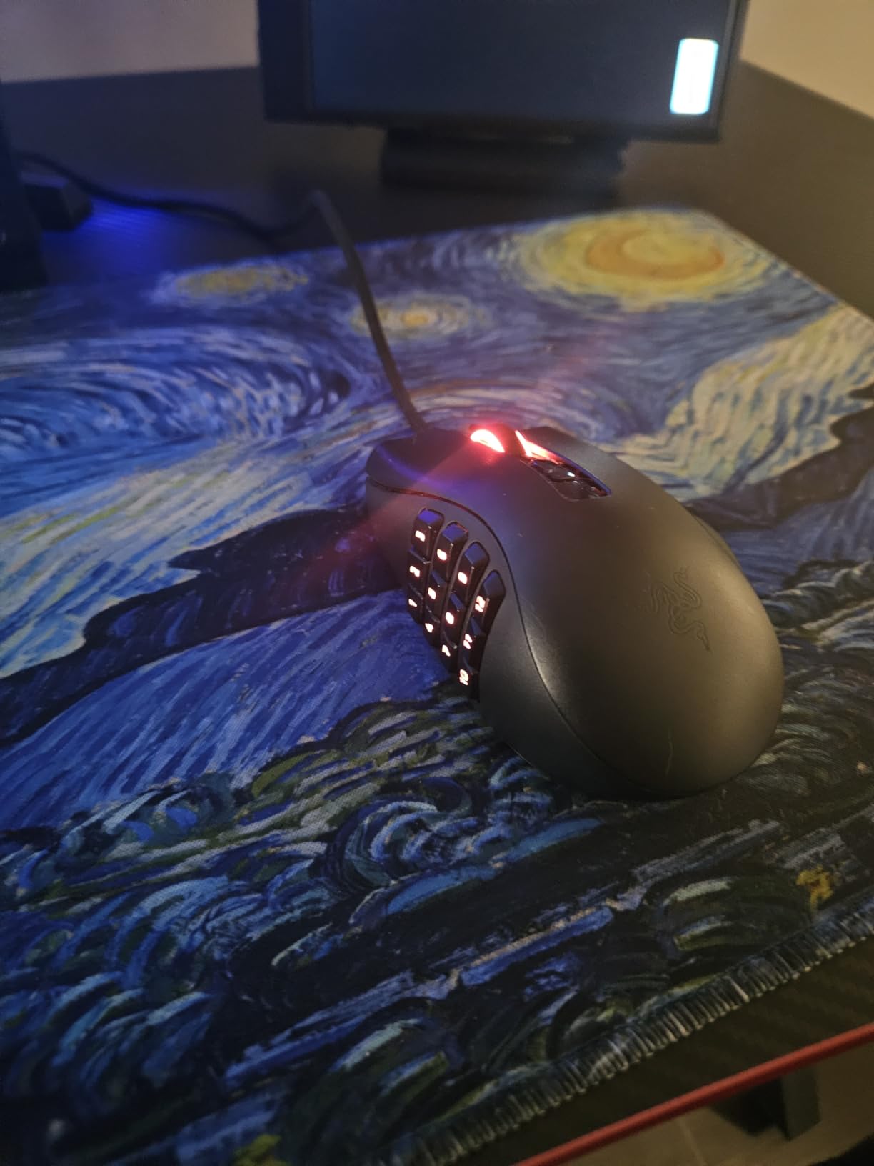 Razer Naga X Wired MMO Gaming Mouse: 18K DPI Optical Sensor - 2nd-gen Optical Switch - Chroma RGB Lighting - 16 Programmable Buttons - 85g - Classic Black customer photo 2