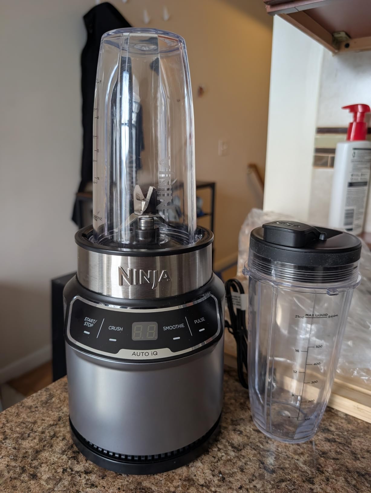 Ninja BN301 Nutri-Blender Plus Compact Personal Blender, 900-Peak-Watt Motor, Frozen Drinks, Smoothies, Sauces & More, (3) 20 oz. To-Go Cups, (2) Spout-Lids (1) Storage-Lid, Dishwasher Safe, Silver customer photo 2