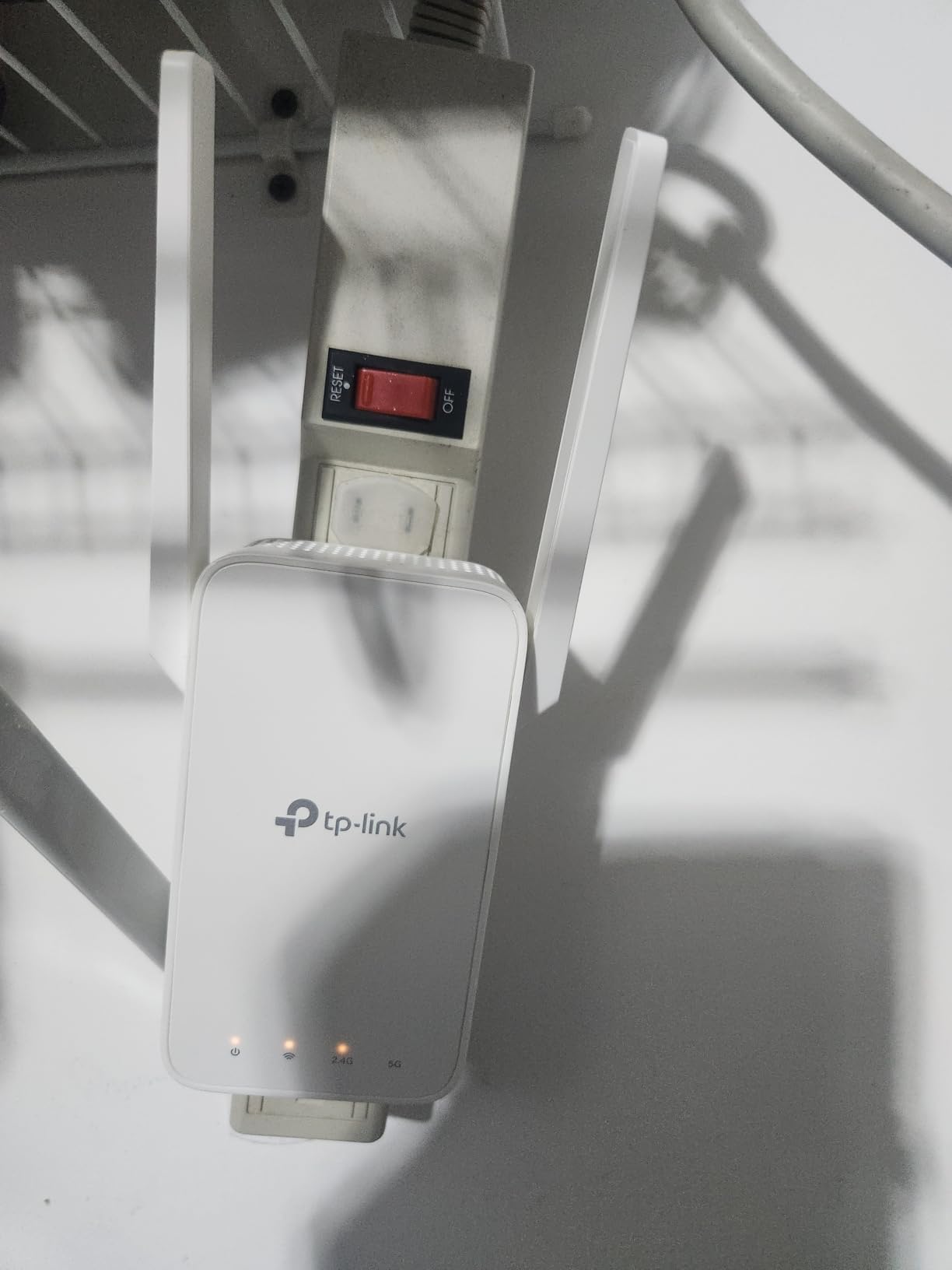 TP-Link AC1200 WiFi Extender, 2023 Engadget Best Budget Pick, 1.2Gbps Signal Booster for Home, Dual Band 5GHz/2.4GHz, Covers Up to 1500 Sq.ft and 30 Devices,Support Onemesh, One Ethernet Port (RE315) customer photo 1