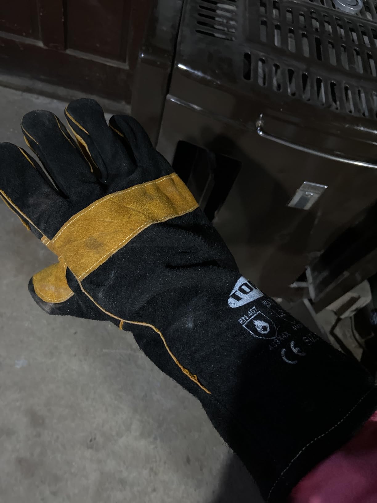 TOPDC Welding Gloves 16 Inches 932F Fire/Heat Resistant Leather Welding Gloves For Mig, Tig, Stick, Forge, BBQ, Grill, Fireplace, Wood Stove, Furnace, Oven, Animal Handling for Safe, Loving Pet Care customer photo 2