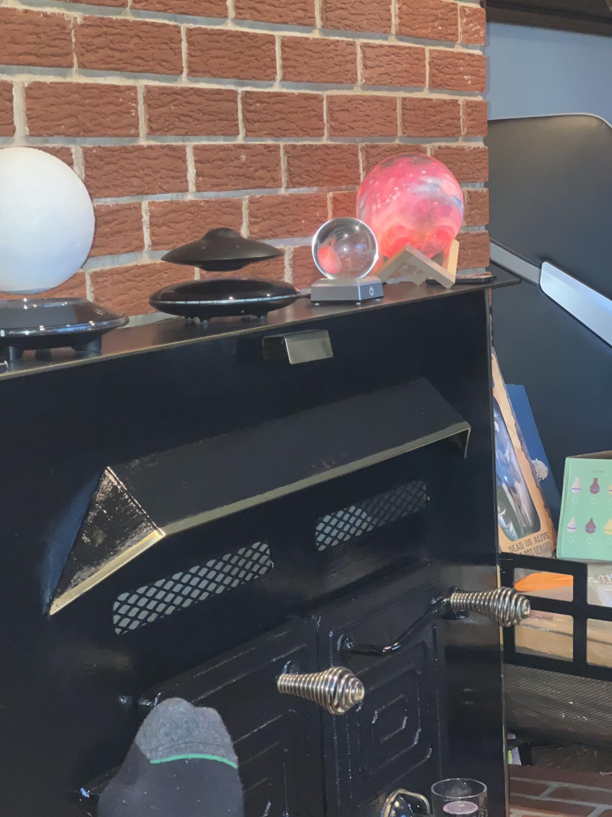 Magnetic Levitating Bluetooth Speaker, Levitating UFO Speakers with LED Lights, 360 Degree Rotation,Wireless Floating Speakers for Home Office Decor Cool Tech Gadgets,Creative Gifts customer photo 1