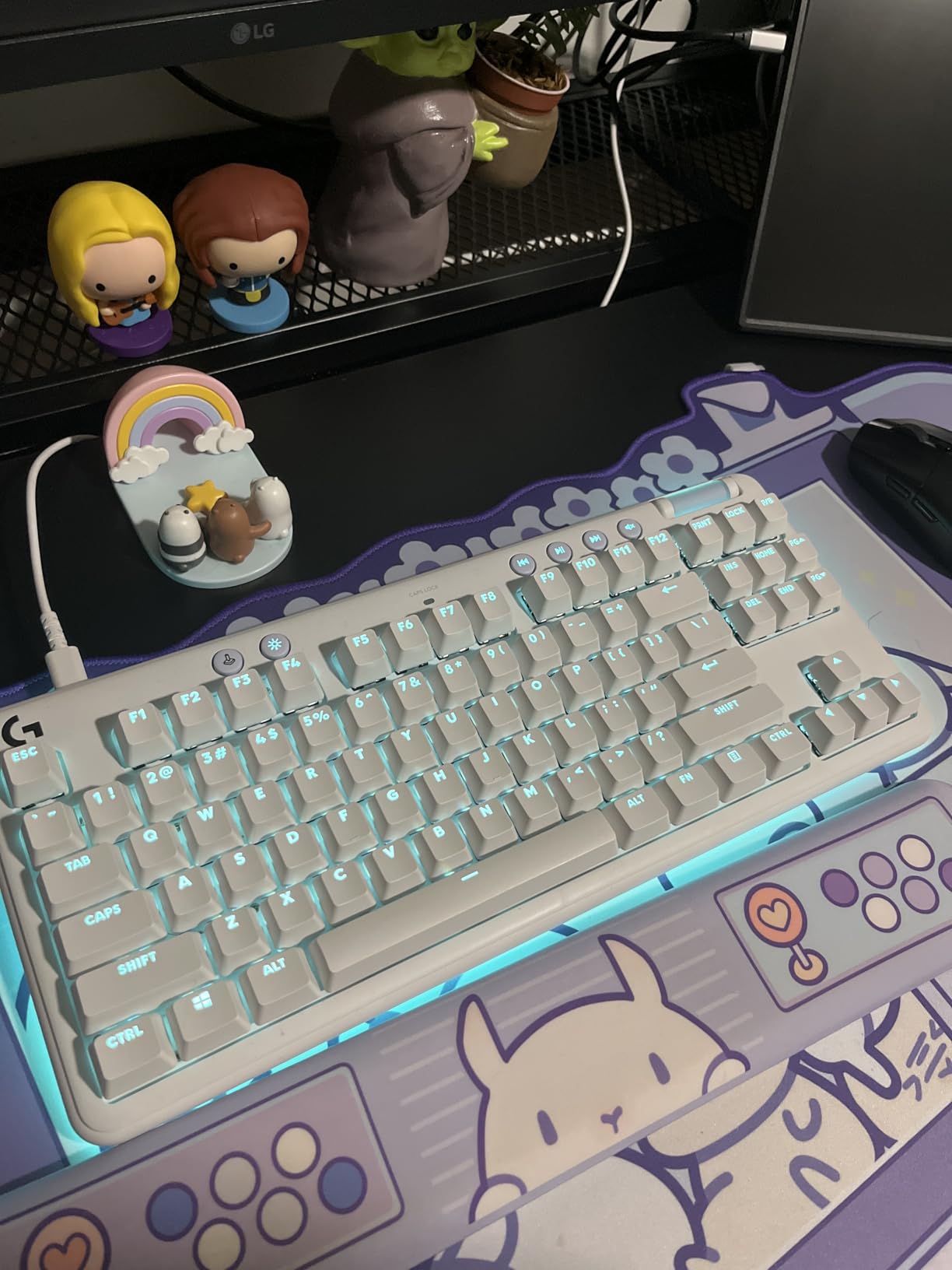 Logitech G715 Wireless Mechanical Gaming Keyboard with LIGHTSYNC RGB, Lightspeed, Tactile Switches (GX Brown), and Keyboard Palm Rest, PC/Mac Compatible - White Mist customer photo 1