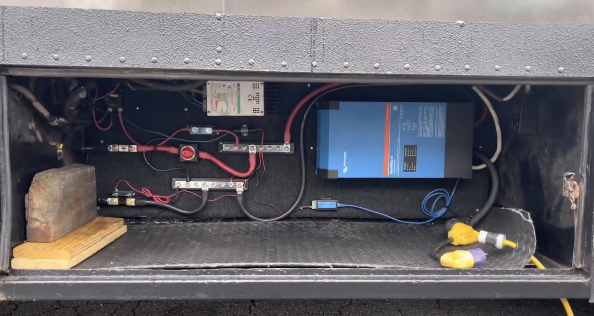 Victron Energy MultiPlus-II - Power Inverter - 2X Pure Sine Wave Inverter Charger for 120 amp Battery - with PowerAssist Technology - 3000VA 12-Volt customer photo 2