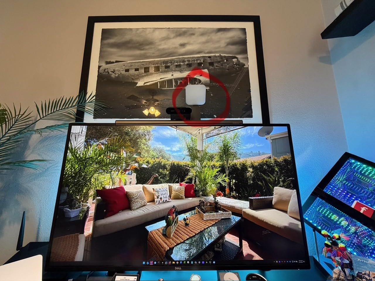 Logitech for Creators Litra Glow Premium LED Streaming Light with TrueSoft- Computer lighting for video conferencing, Zoom meetings, with adjustable mount and desktop app control for PC/Mac - Graphite customer photo 1