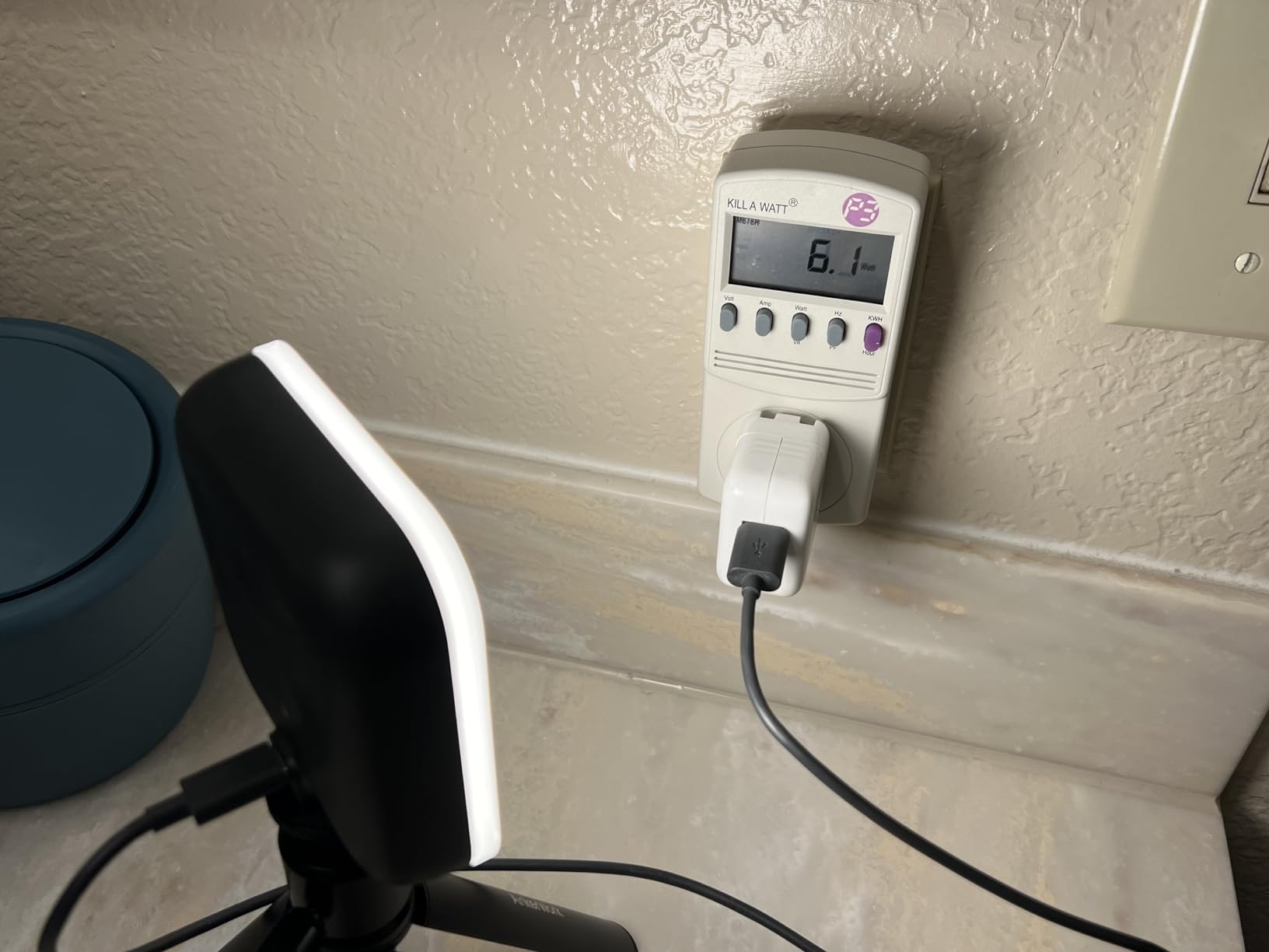 Logitech for Creators Litra Glow Premium LED Streaming Light with TrueSoft- Computer lighting for video conferencing, Zoom meetings, with adjustable mount and desktop app control for PC/Mac - Graphite customer photo 2