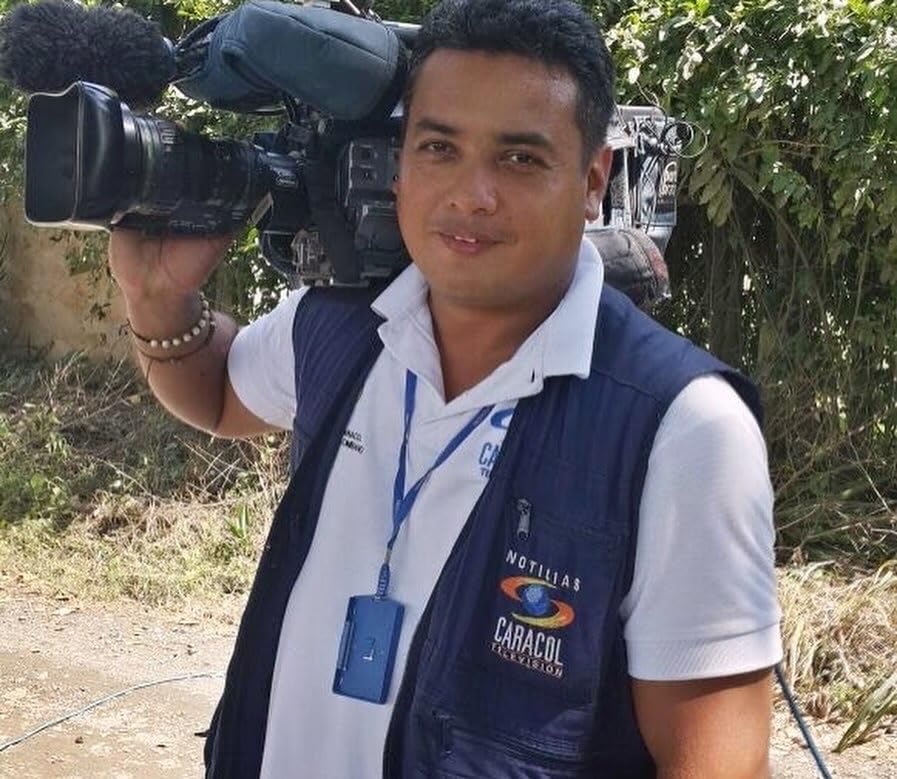 Sony Alpha ZV-E10 - APS-C Interchangeable Lens Mirrorless Vlog Camera - Black customer photo 1