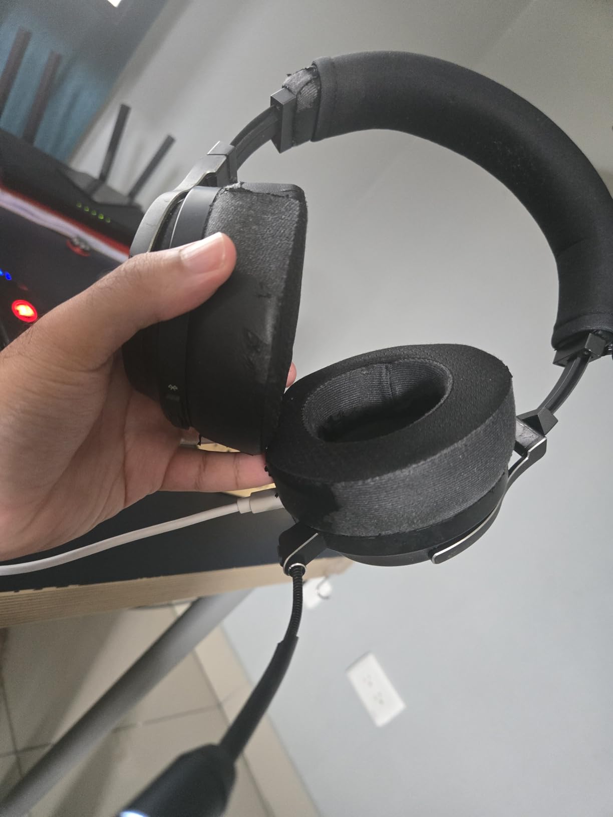 Corsair Virtuoso RGB Wireless XT Multiplatform Gaming Headset with Bluetooth - Dolby Atmos - Broadcast Quality Microphone - iCUE Compatible- PC, Mac, PS5, PS4, Nintendo Switch, Mobile - Black customer photo 1