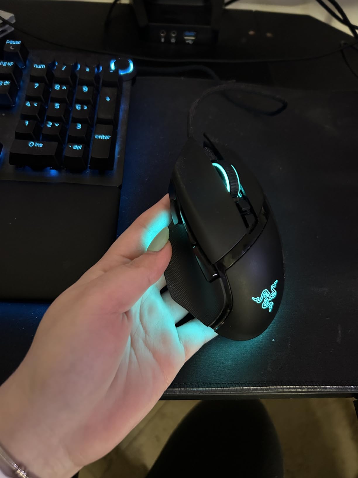Razer Basilisk V3 Customizable Ergonomic Gaming Mouse: Fastest Gaming Mouse Switch - Chroma RGB Lighting - 26K DPI Optical Sensor - 11 Programmable Buttons - HyperScroll Tilt Wheel - Classic Black customer photo 1