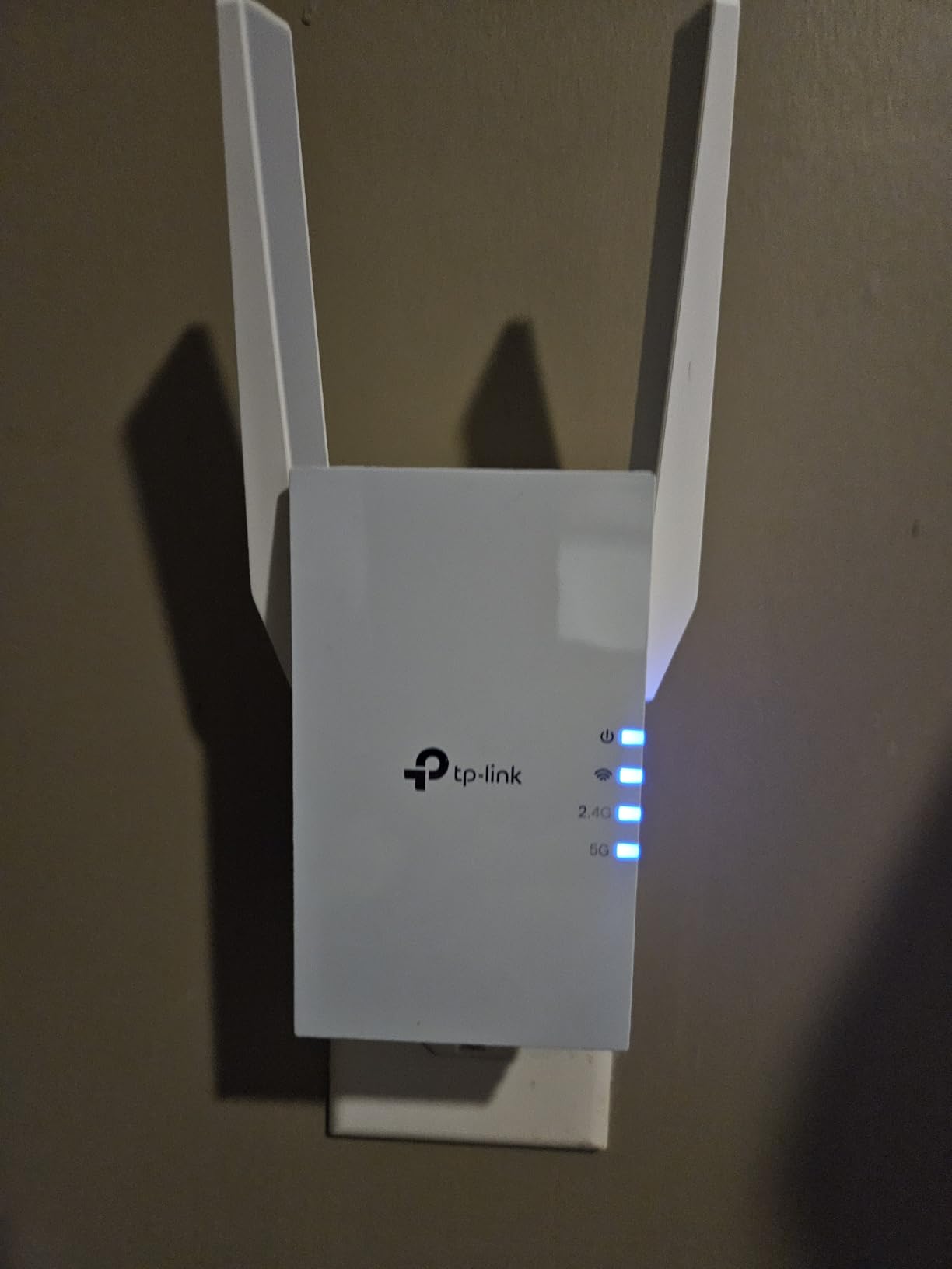 TP-Link AX1500 WiFi Extender Internet Booster(RE500X), WiFi 6 Range Extender Covers up to 1500 sq.ft and 25 Devices,Dual Band, AP Mode w/Gigabit Port, APP Setup, OneMesh Compatible customer photo 1