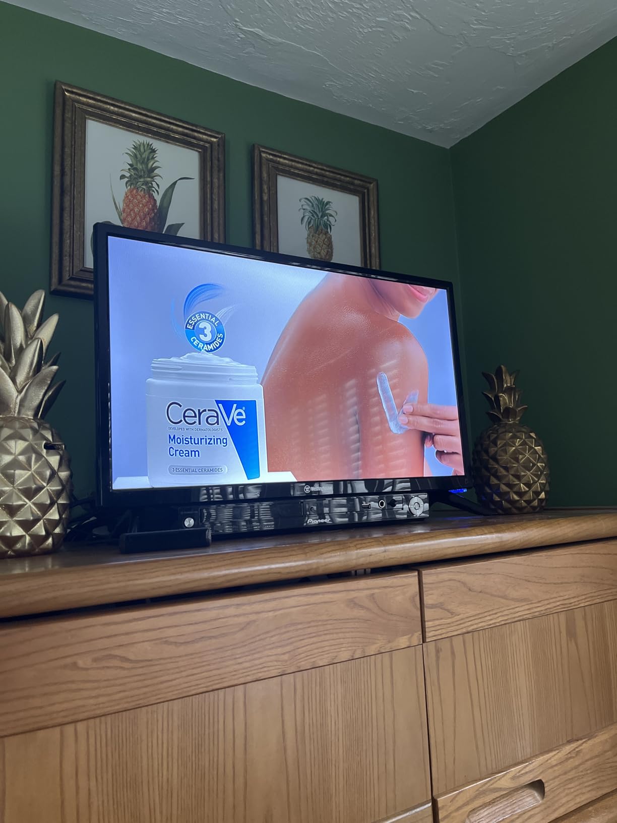 Westinghouse 24 Inch TV, HD LED Small Flat Screen Non-Smart Television, Works with Fire Stick, Roku, Apple TV, TiVo, Xumo, and Streaming Devices customer photo 2
