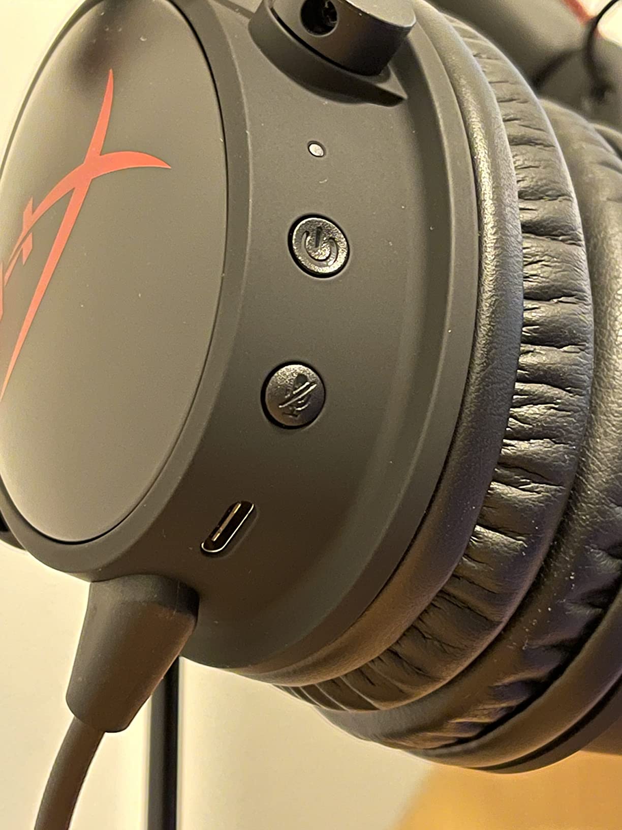 HyperX Cloud Alpha Wireless - Gaming Headset for PC, 300-hour battery life, DTS Headphone:X Spatial Audio, Memory foam, Dual Chamber Drivers, Noise-canceling mic, Durable aluminum frame, Red customer photo 2