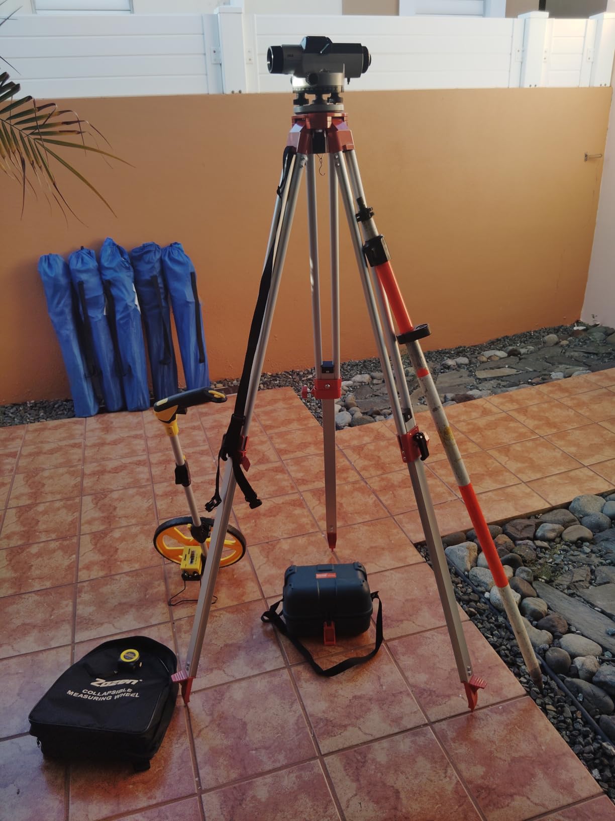 VEVOR Automatic Transit Level 24X Optical Survey Equipment Auto Level Kit High Precision Angle Level Measure Builders Level with Magnetic Dampened Compensator and Transport Lock, IP54 Waterproof customer photo 1