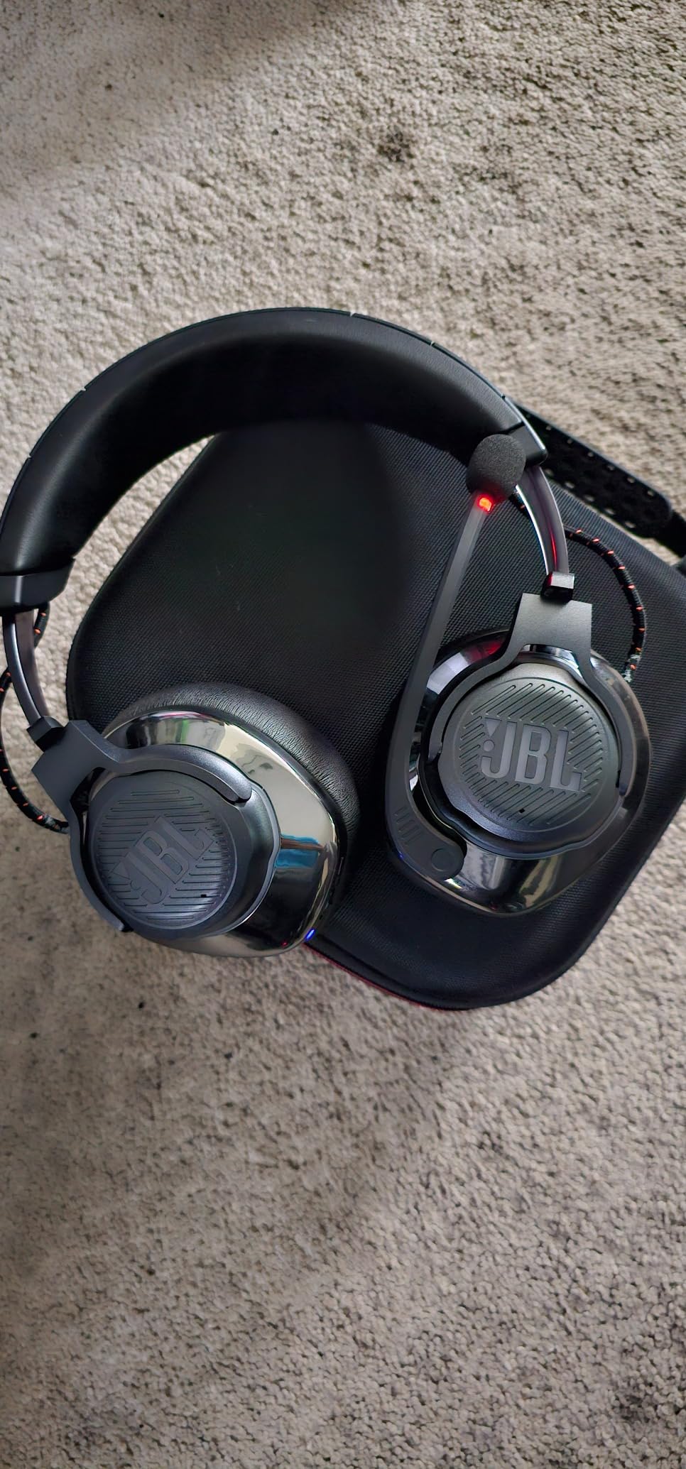 JBL Quantum 810 Wireless - Wireless over-ear performance gaming headset with Active Noise Cancelling and Bluetooth, 43 hours of battery life, Hi-Res 50mm drivers (Black) customer photo 2