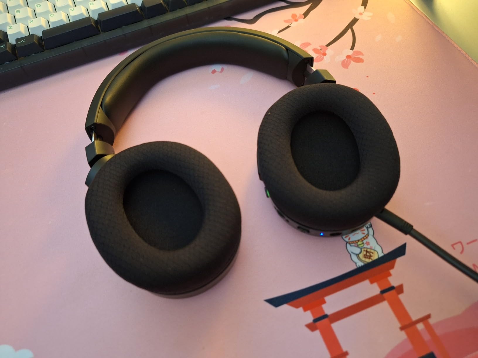 Razer Barracuda X Wireless Gaming & Mobile Headset (PC, PlayStation, Switch 2, Android, iOS): 2.4GHz Wireless + Bluetooth - Lightweight - 40mm Drivers - Detachable Mic - 50 Hr Battery - Mercury White customer photo 2